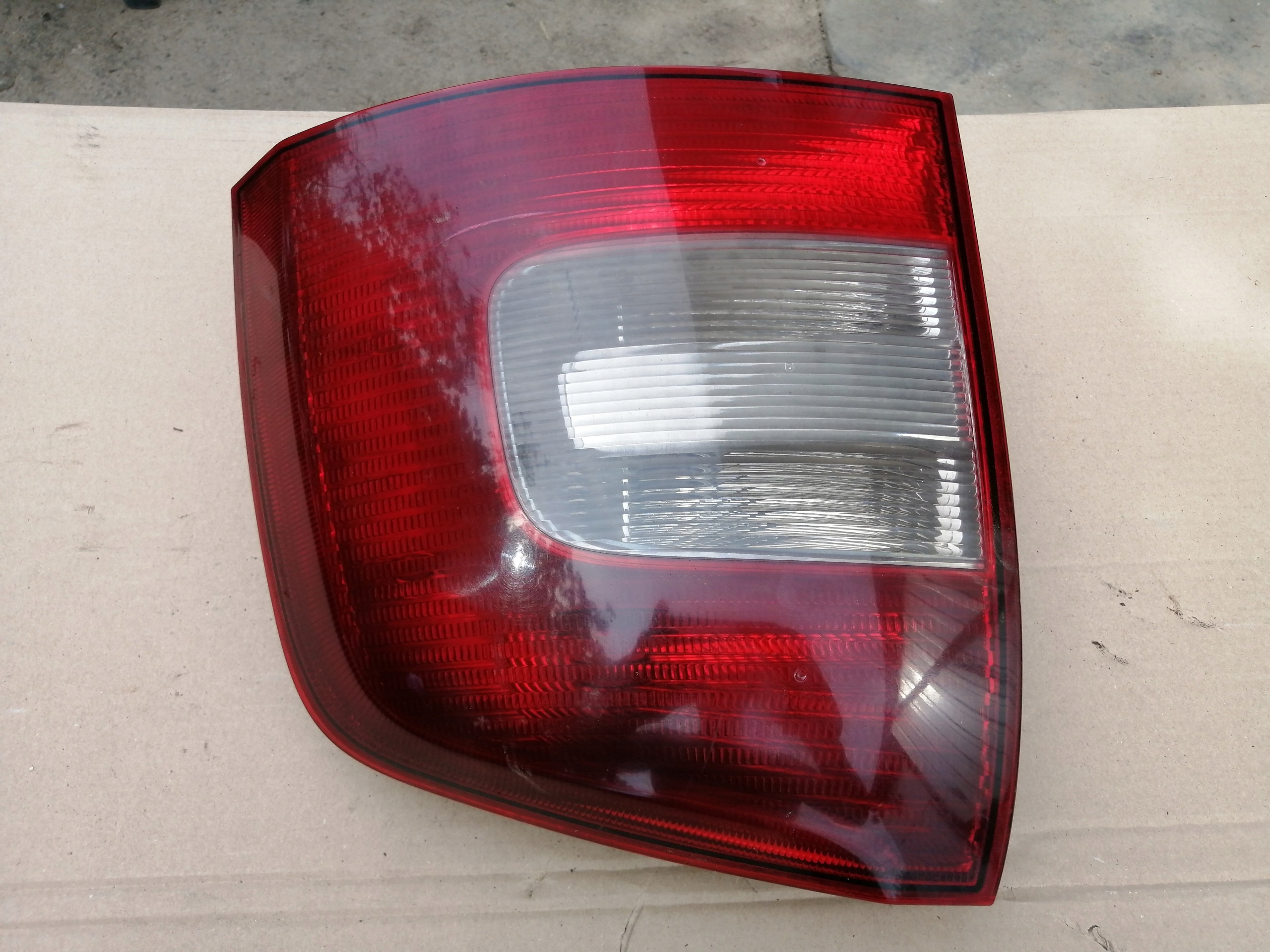 Lámpara trasera derecha Skoda Octavia II Liftback image 3