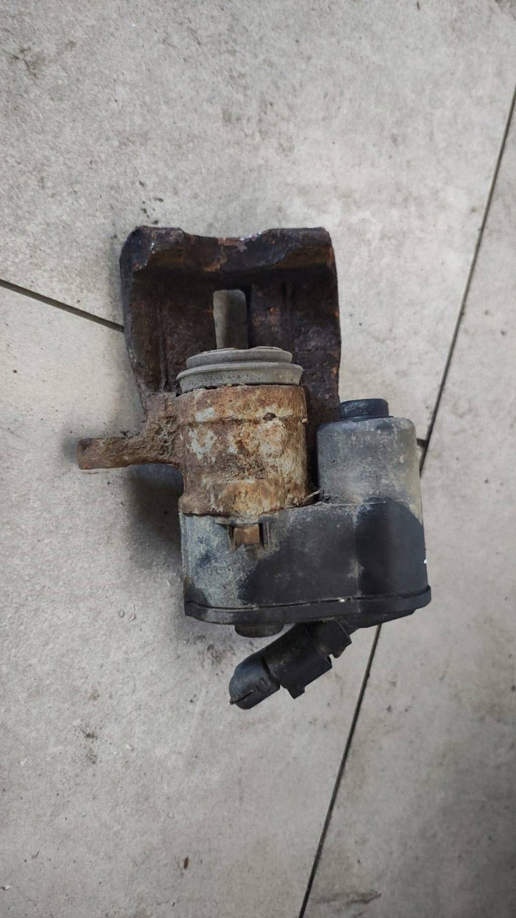 VW Passat B7 Remklauw Elektrisch Links Achter ACG2898