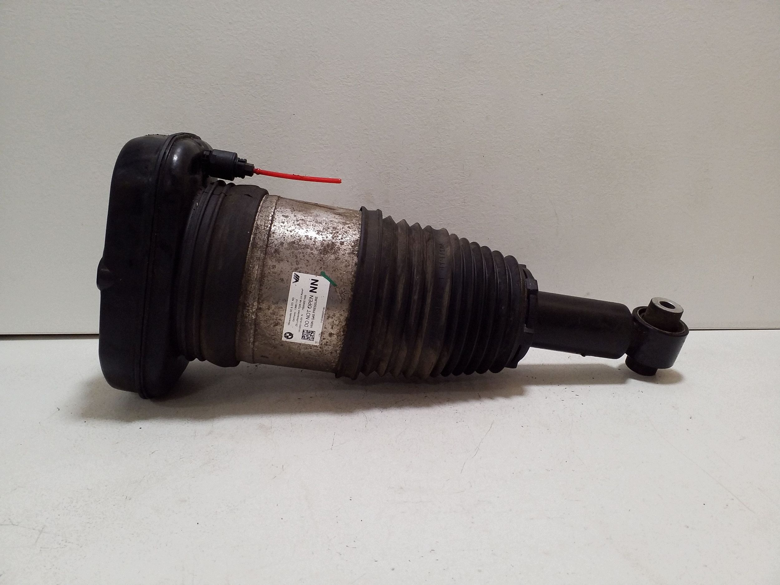 BMW i4 Taka-ilmajousitin vasen HHAR0118383
