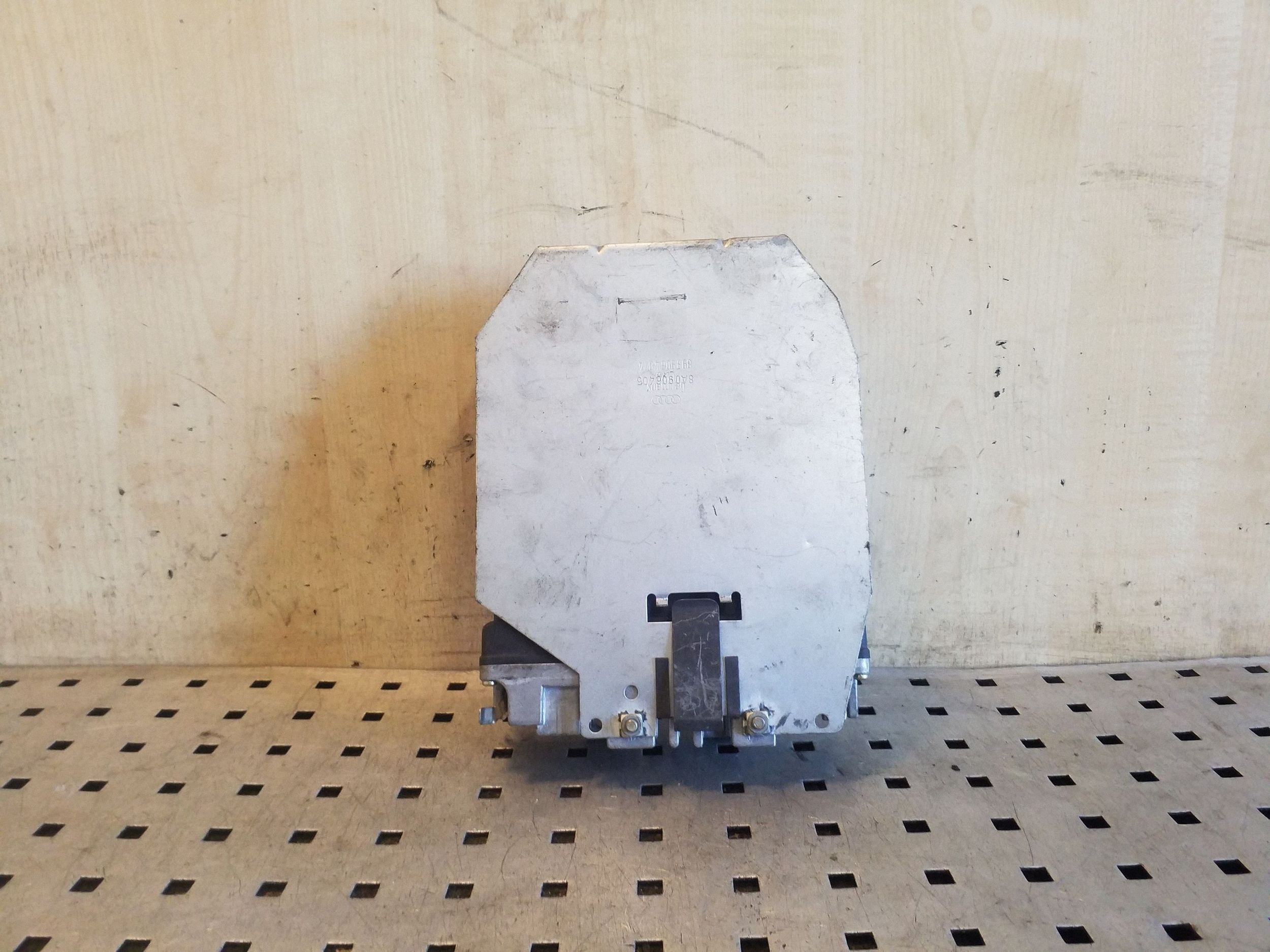 AUDI 80 90 S2 B4 Ruiskutussuuttimen ohjain 037906022EE