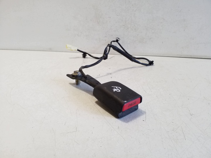 Mitsubishi L200 abrazadera cinturón delantero lado derecho 221118C