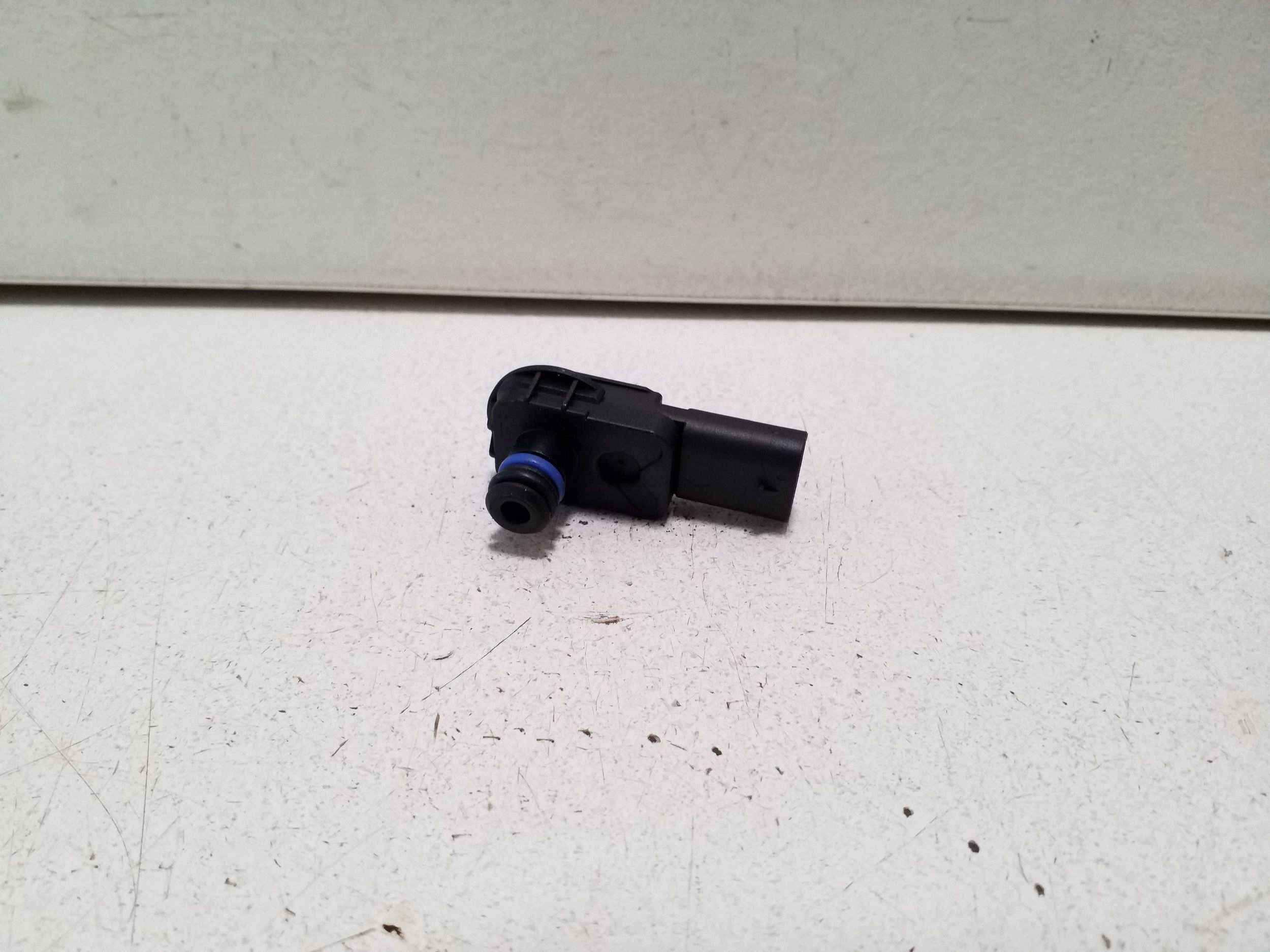 BMW 3 G20 G21 Kraftstofftemperatursensor 16118482293 image 4