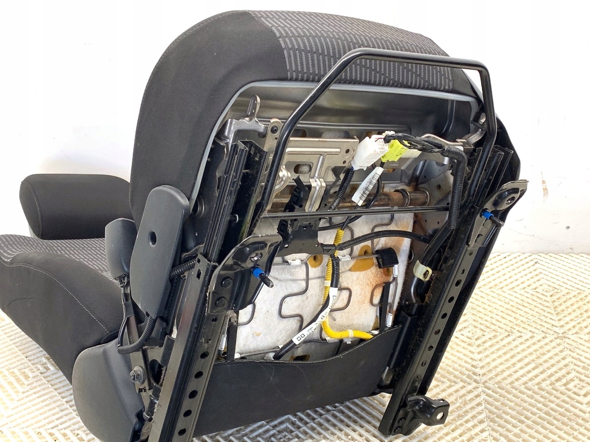 Fotel lewy przód Toyota Avensis T27 Kombi 09-18 OEM image 10