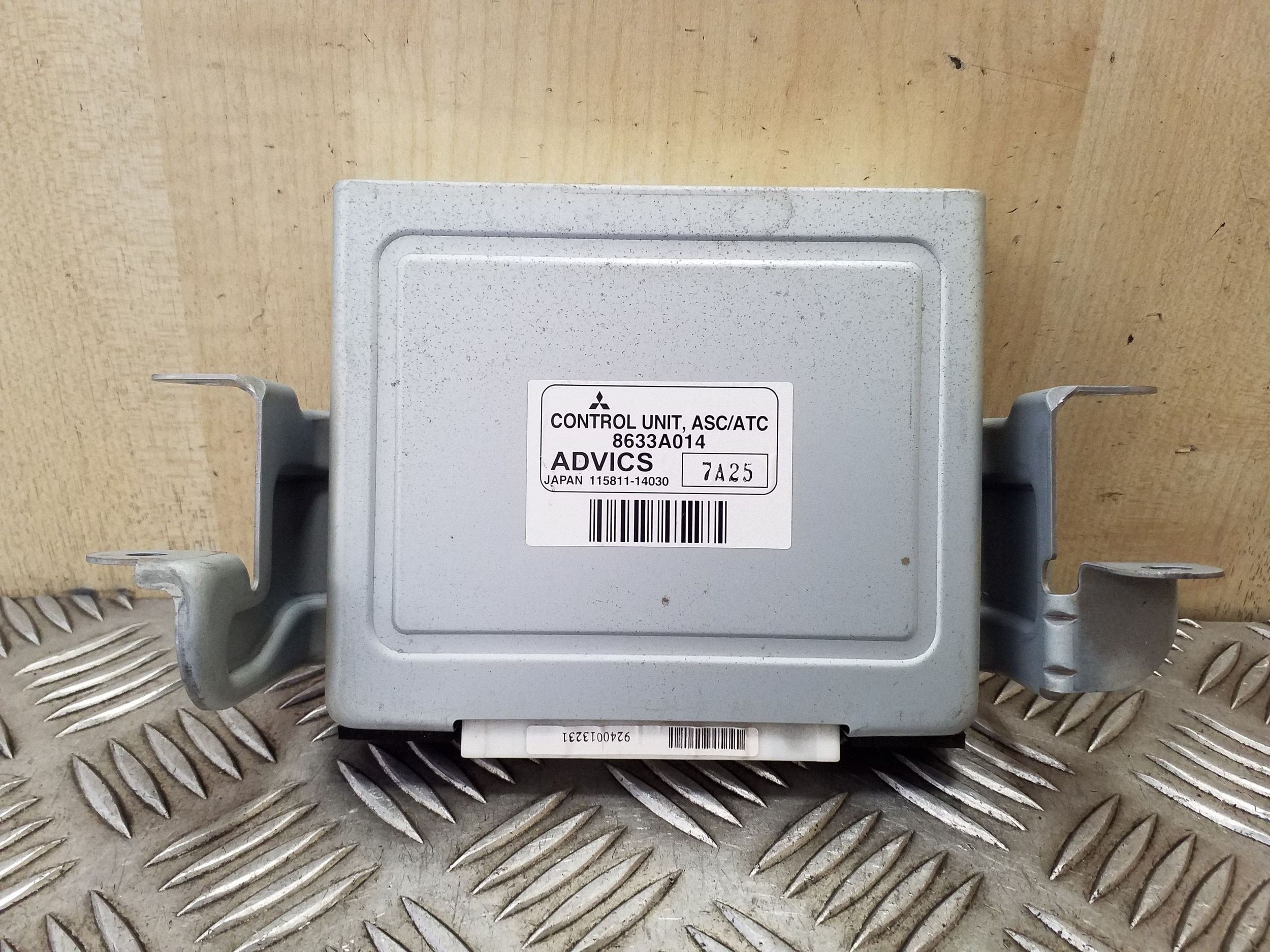 Mitsubishi Pajero ASC Control Unit 8633A014 image 2
