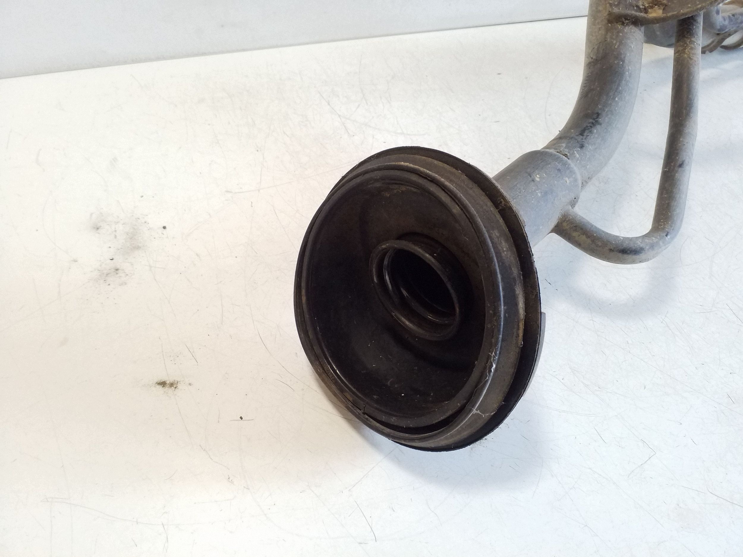 Nissan Pathfinder R51 Kraftstofftank-Einfüllstutzen OEM VAL273743