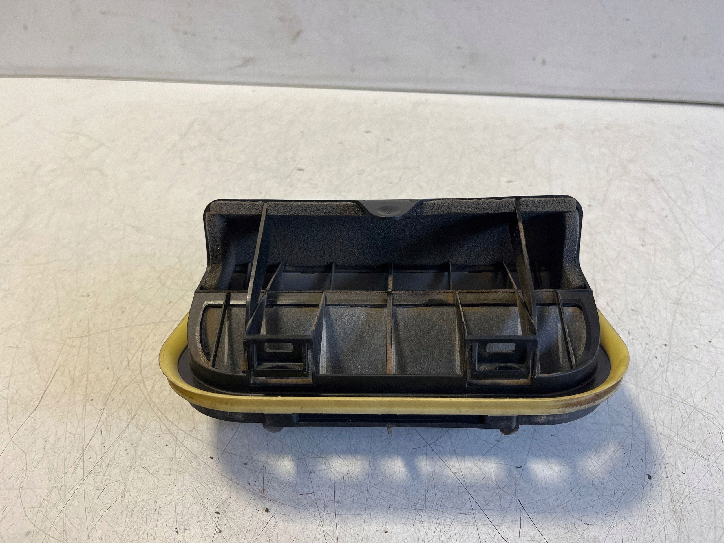 Mercedes-Benz EQC 2022 Ventilationsgaller bak A2048301700 image 3