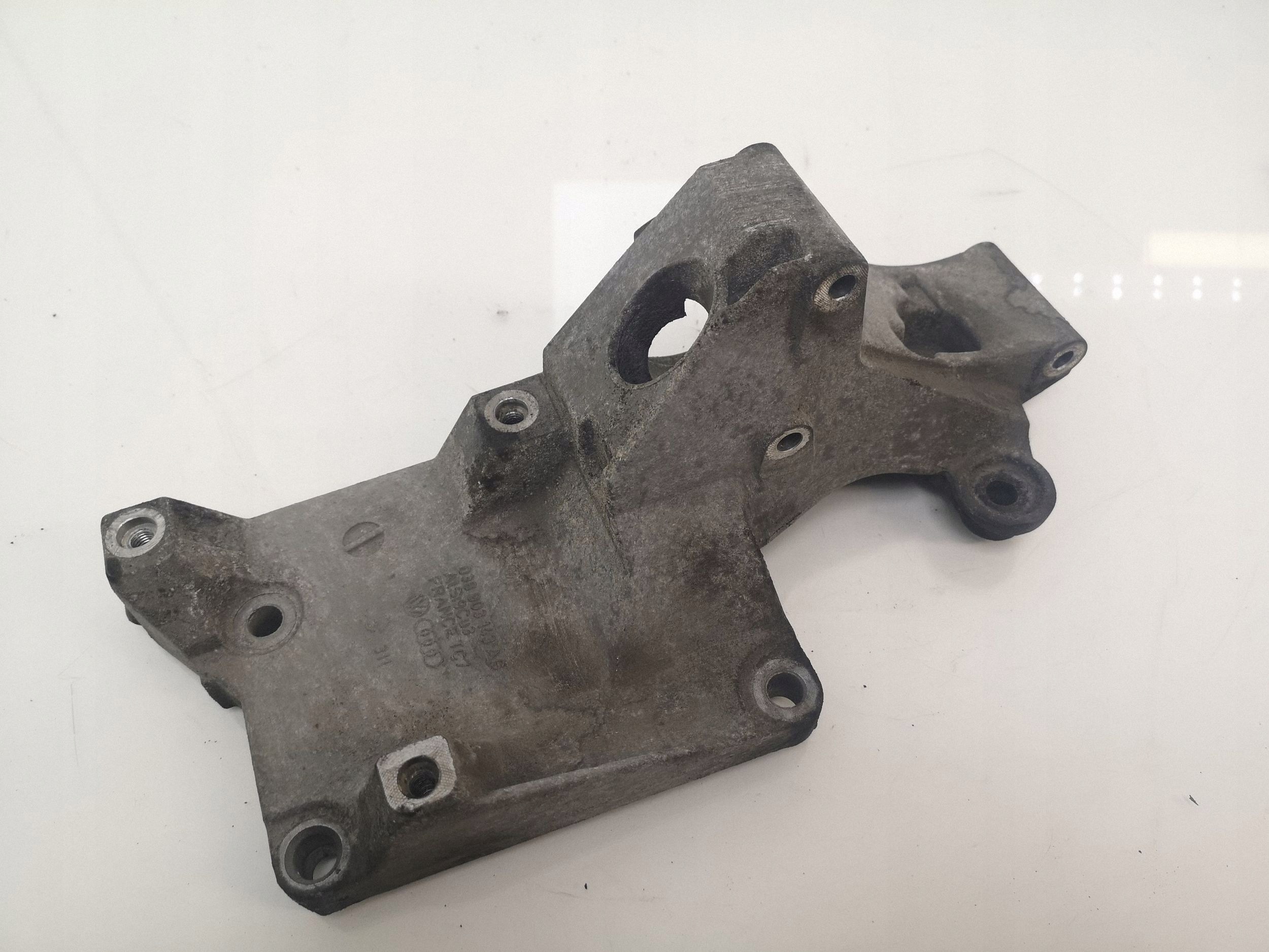 Support compresseur clim Skoda Roomster 5J 038903143 image 2