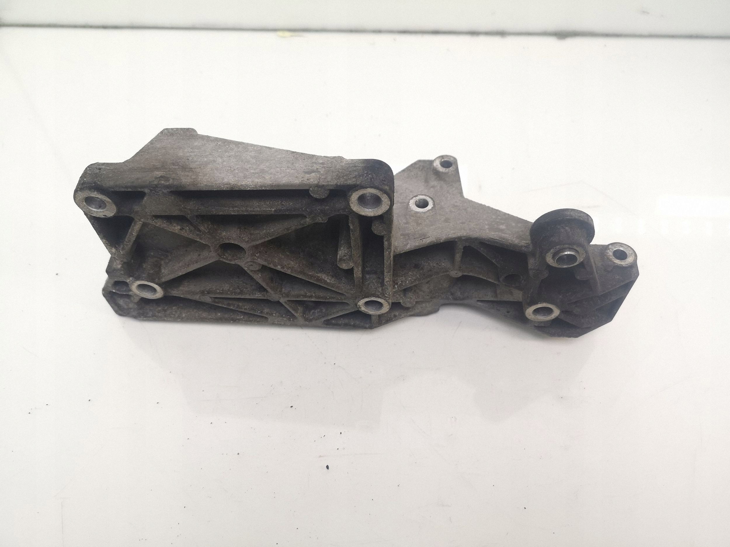 2008 Skoda Roomster AC Compressor Mount 038903143