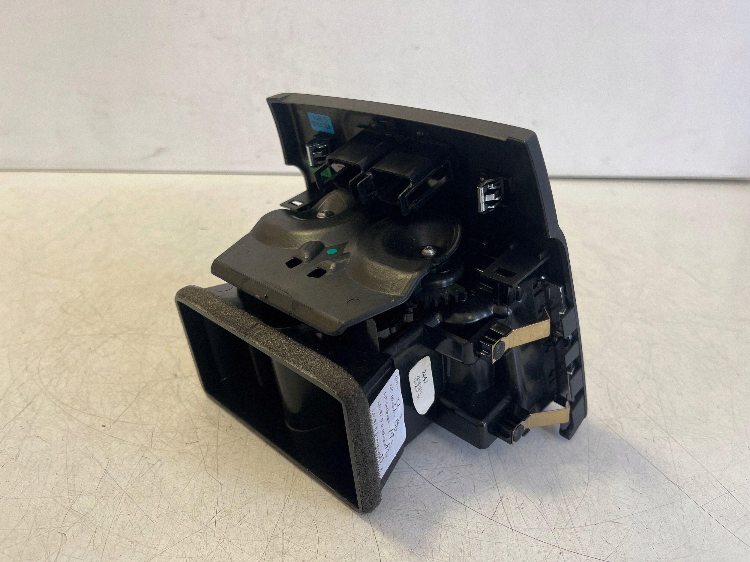 Central console air vent All Tesla Model S 106450100A image 3