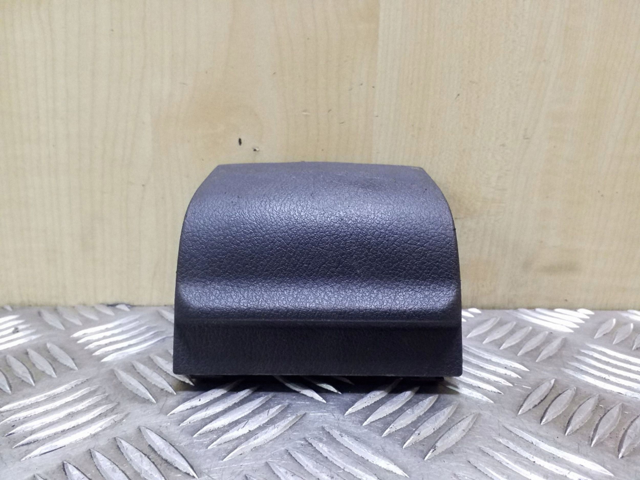 Skoda Octavia Mk1 (1U) 2004 Aschenbecher hinten Mittelkonsole OEM 1U0857962B image 2