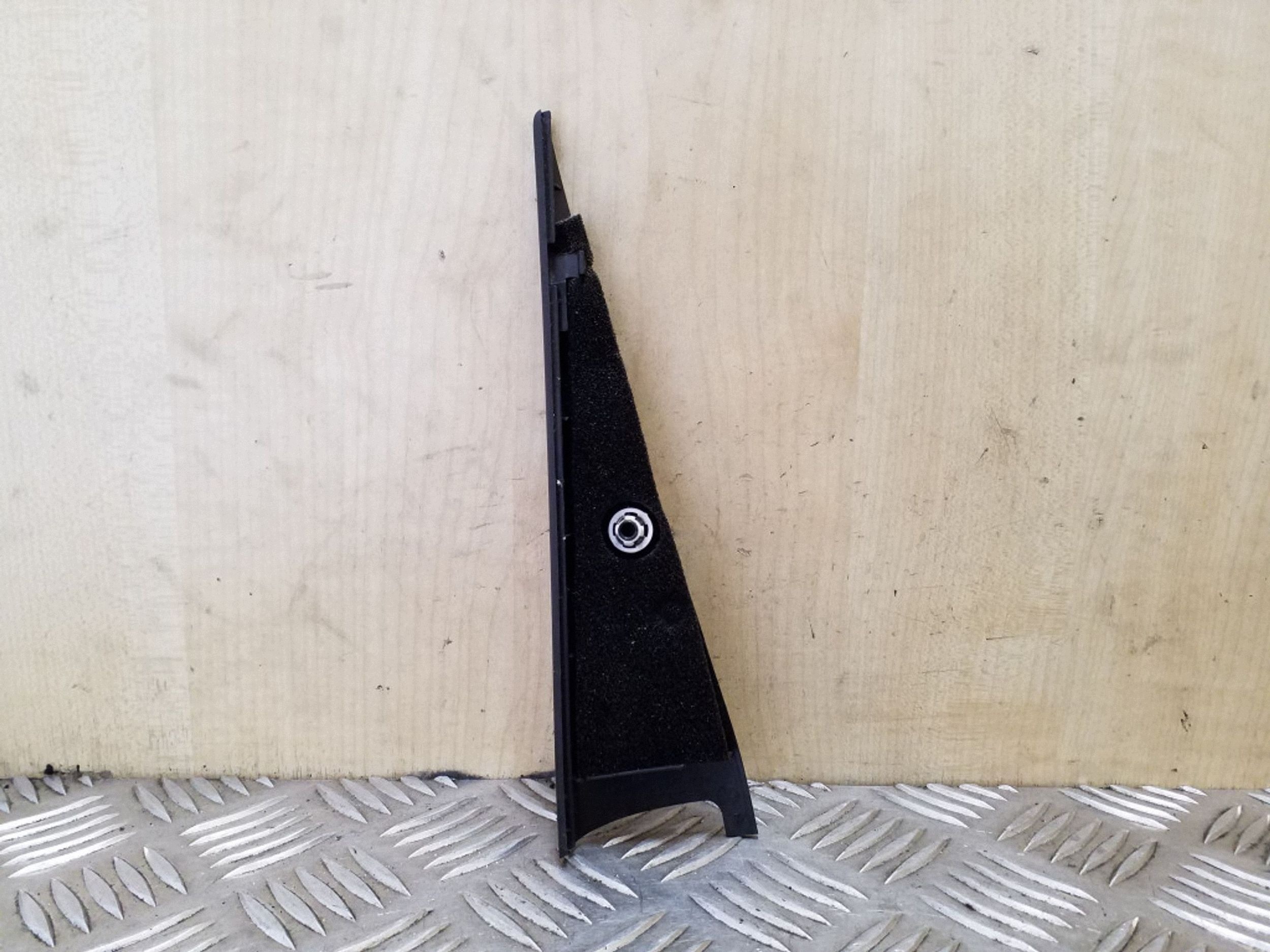 VOLKSWAGEN TOUAREG AND ANOTHER PART OF THE BACK OF THE LEW PAGE 7L0839993