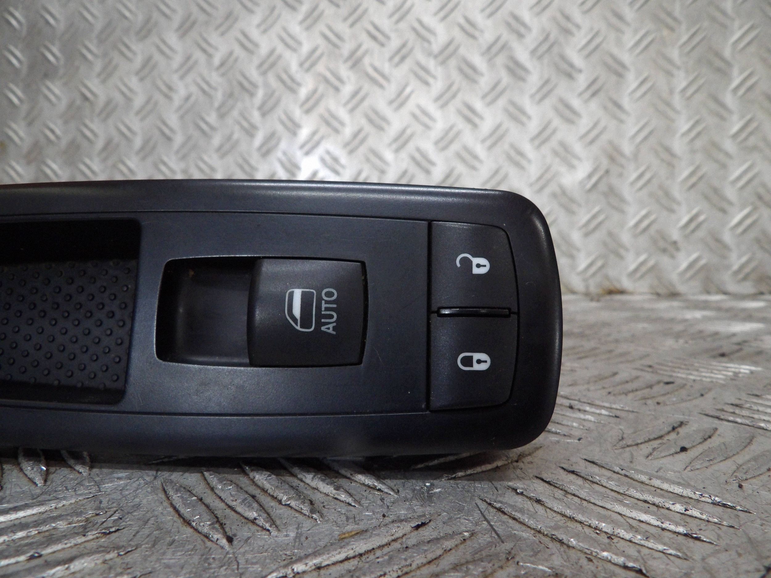 Jeep Grand Cherokee WK2 Window Switch Panel 68030822AC