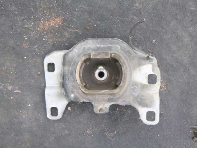 Opel Astra J Driveshaft Mount Used 15349373