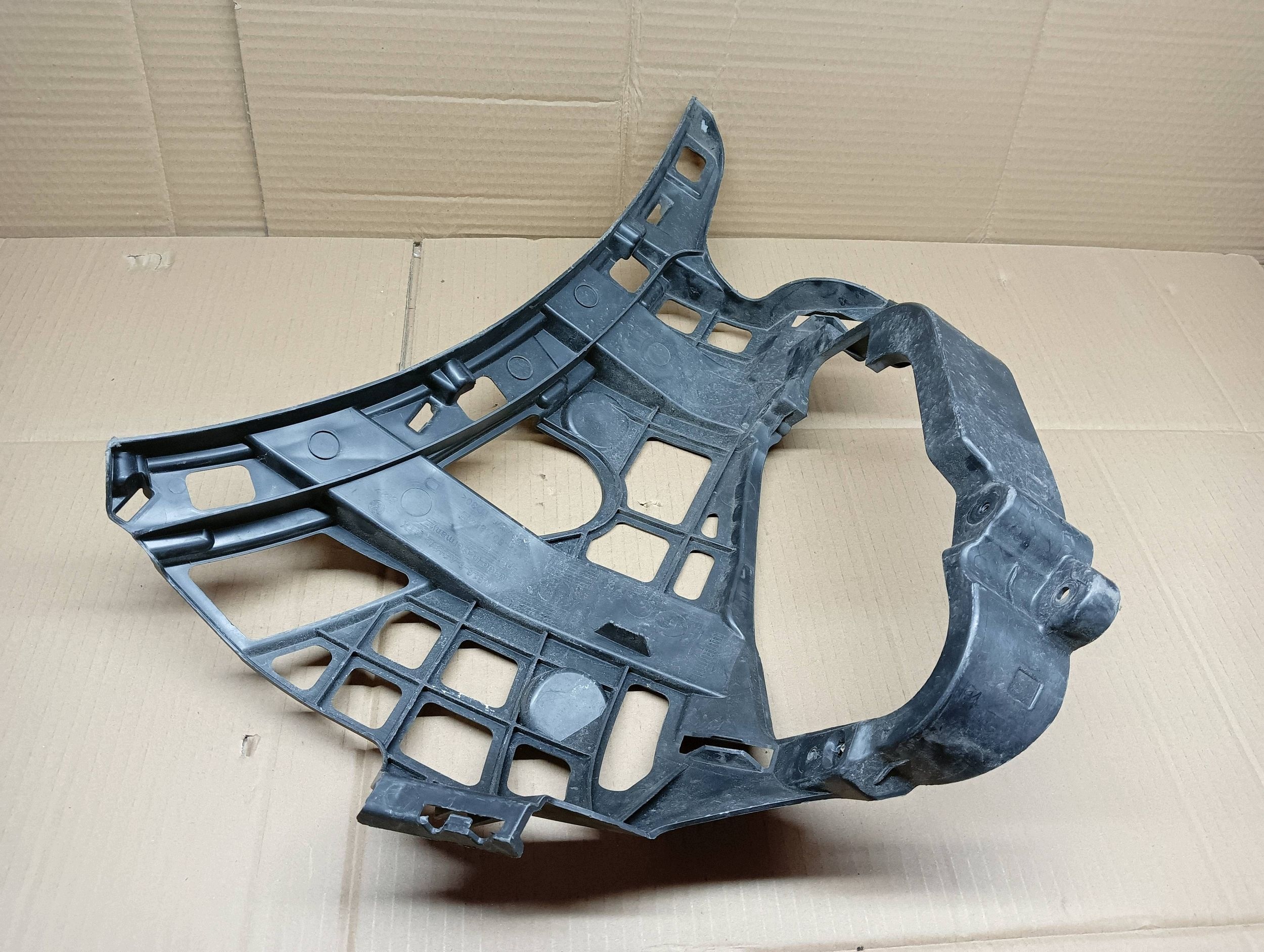 VW ID.4 etuosan pidike 11A807884B image 3