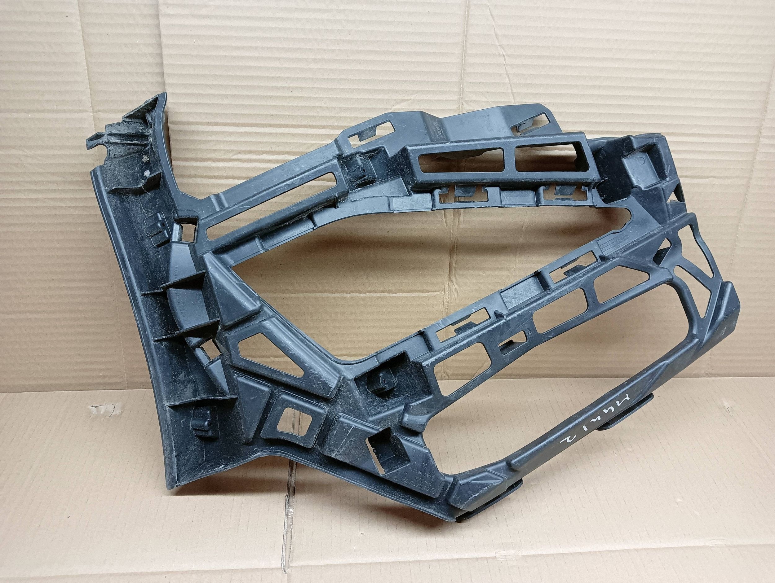 VW Golf Sportsvan Bumper Clip Left Front Used