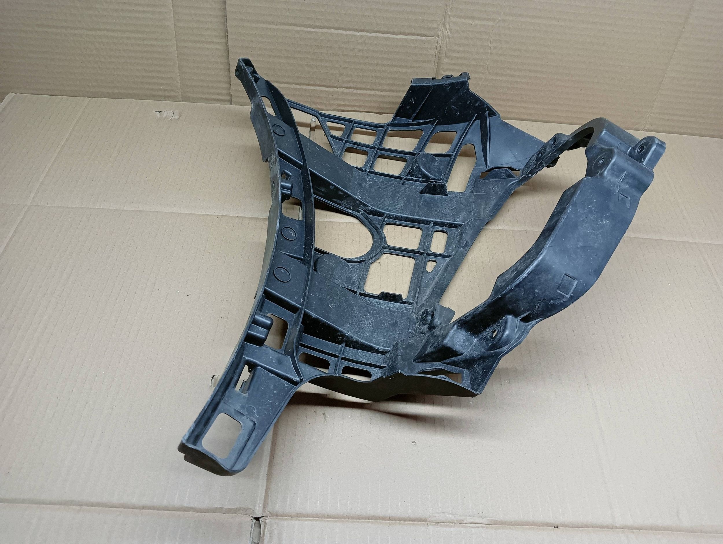 VW ID.4 Front Bumper Bracket Left Used image 3