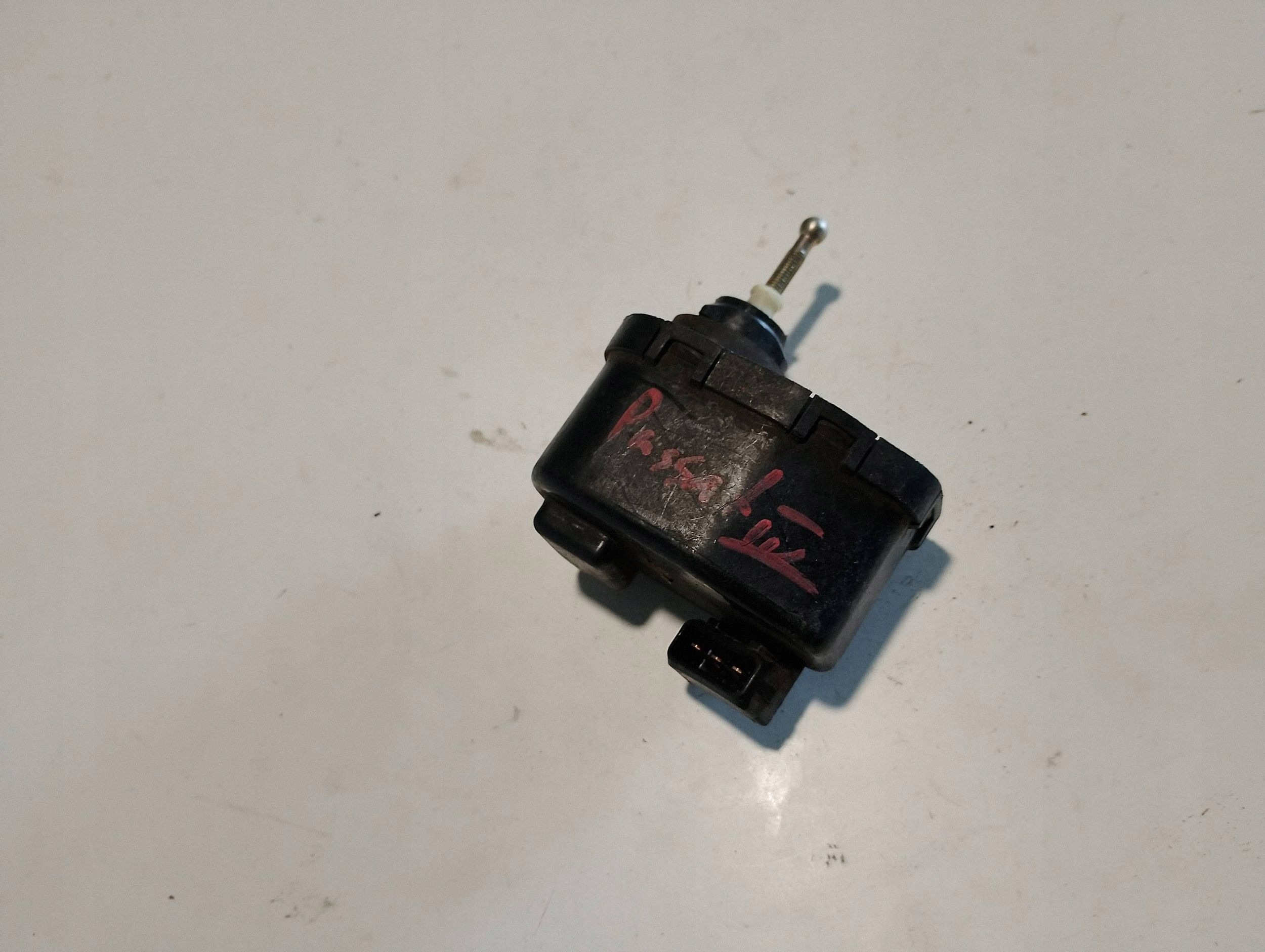 VW Passat ajovalojen säätömoottori 357941295