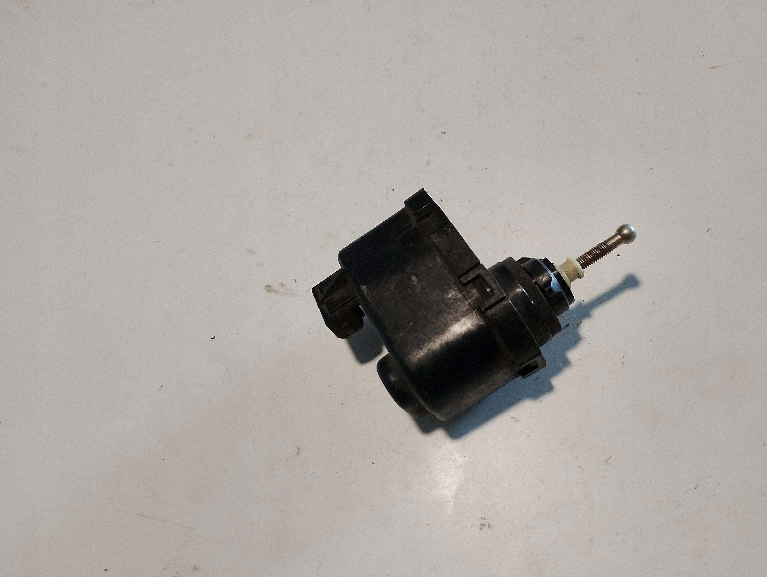 VW Passat Stellmotor Scheinwerferregulierung 357941295 image 3