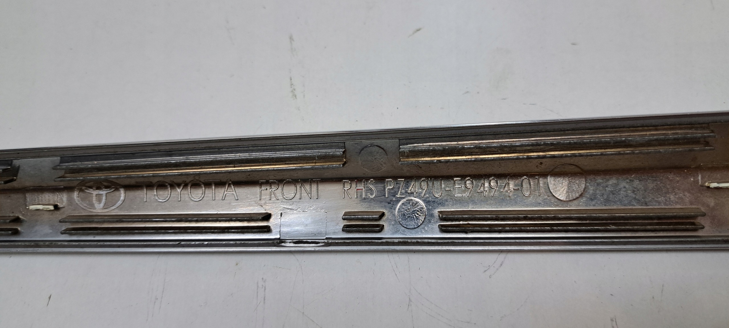 Kromlista dörr höger fram Toyota Corolla E16 PZ49U-E9494-01 image 5