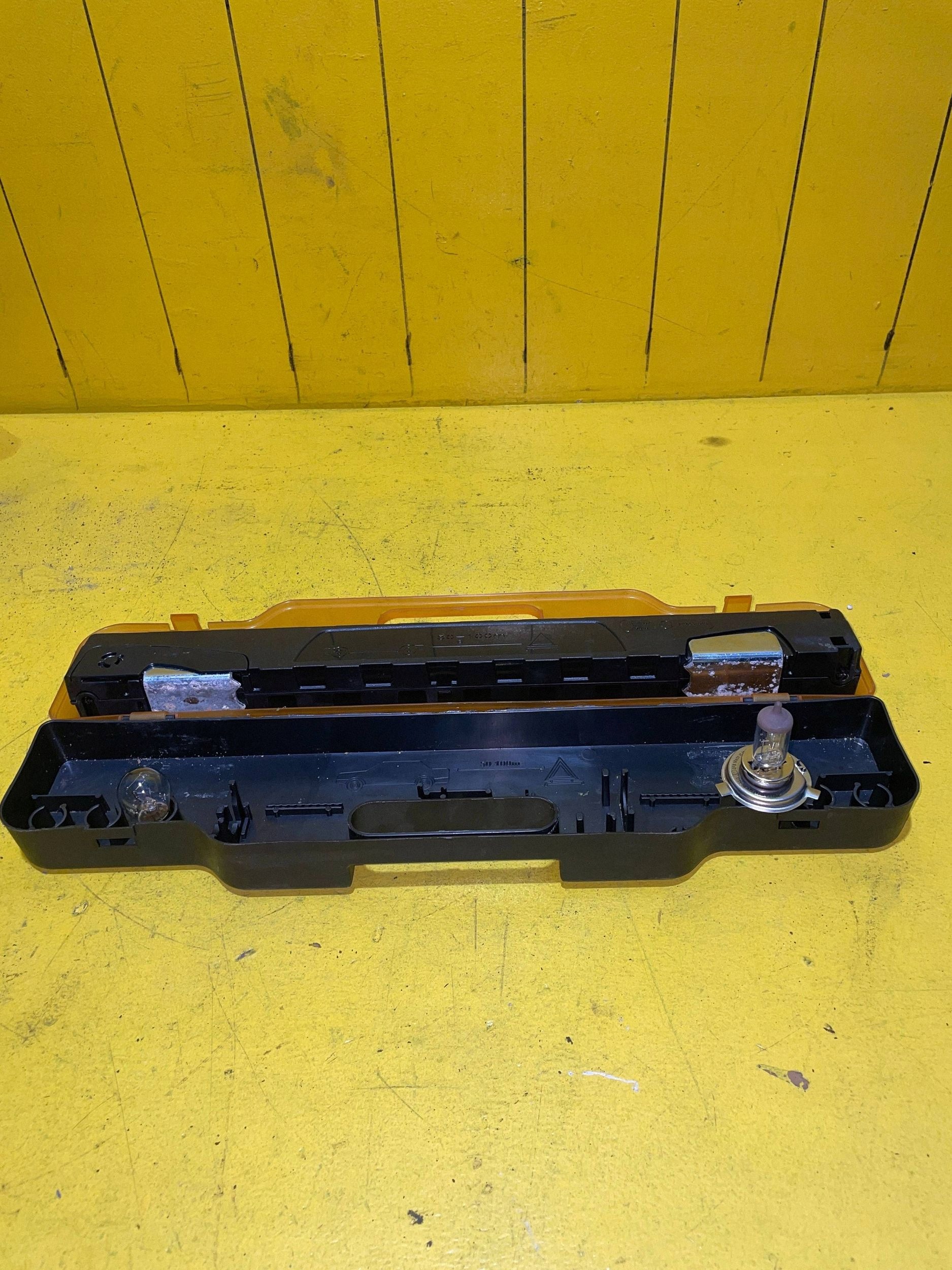 Chevrolet Orlando Warning triangle/ spare bulbs
