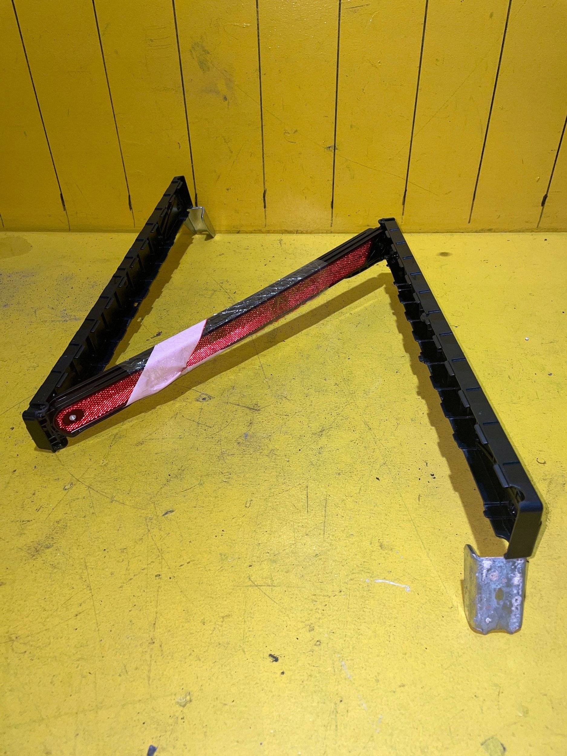 Chevrolet Orlando Warning triangle/ spare bulbs image 3