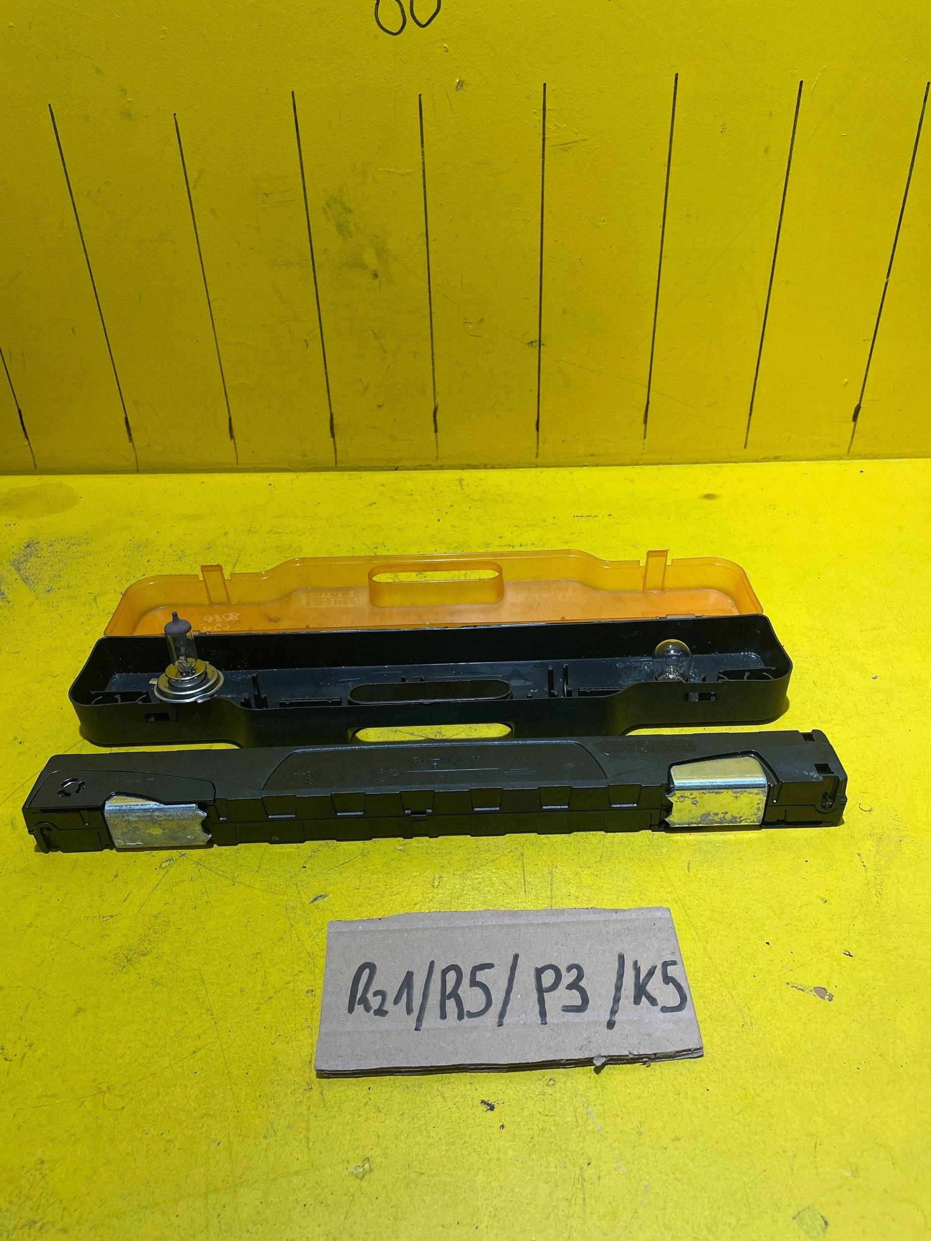 Chevrolet Orlando Warning triangle/ spare bulbs image 4
