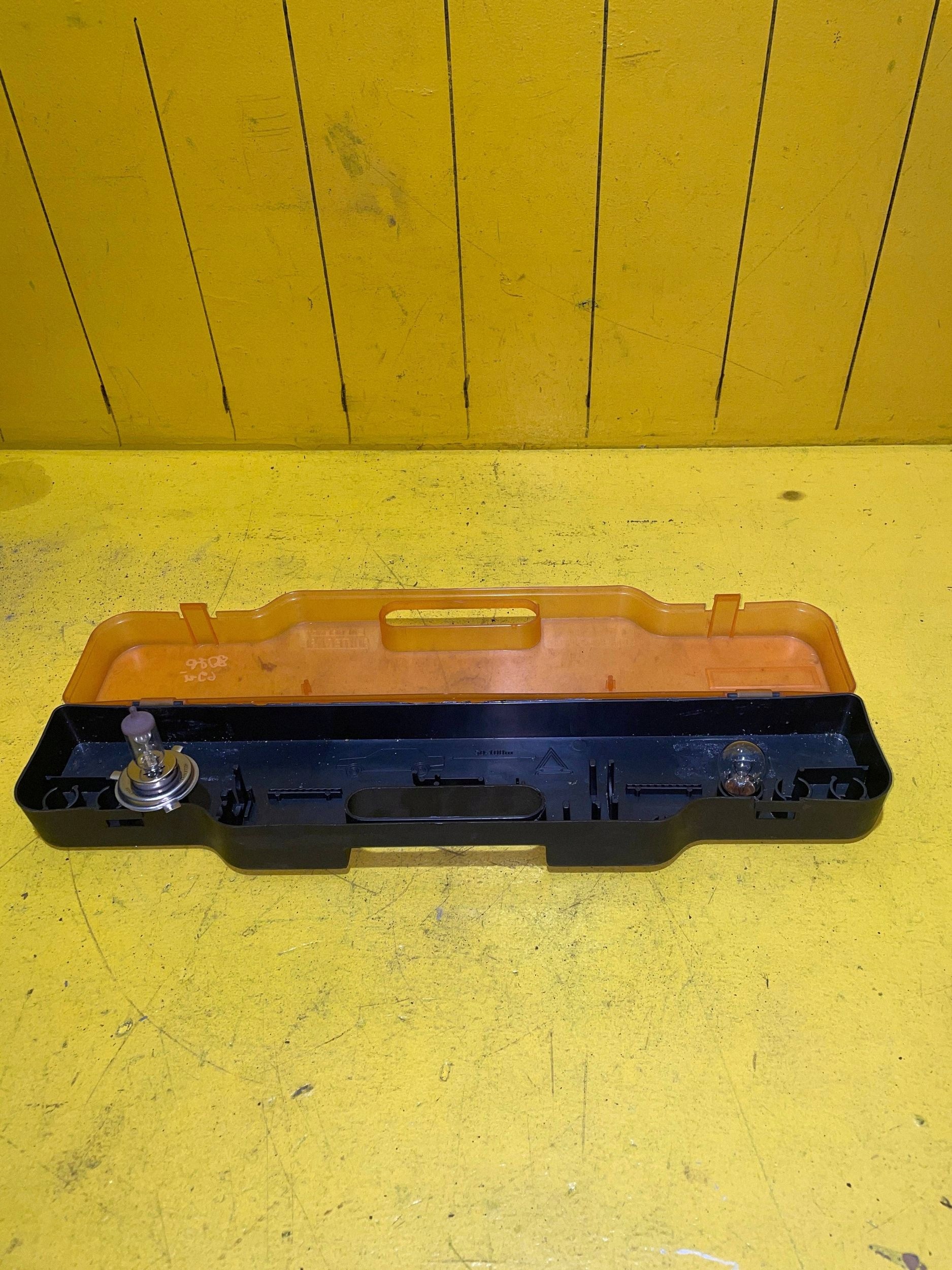 Chevrolet Orlando Warning triangle/ spare bulbs image 6