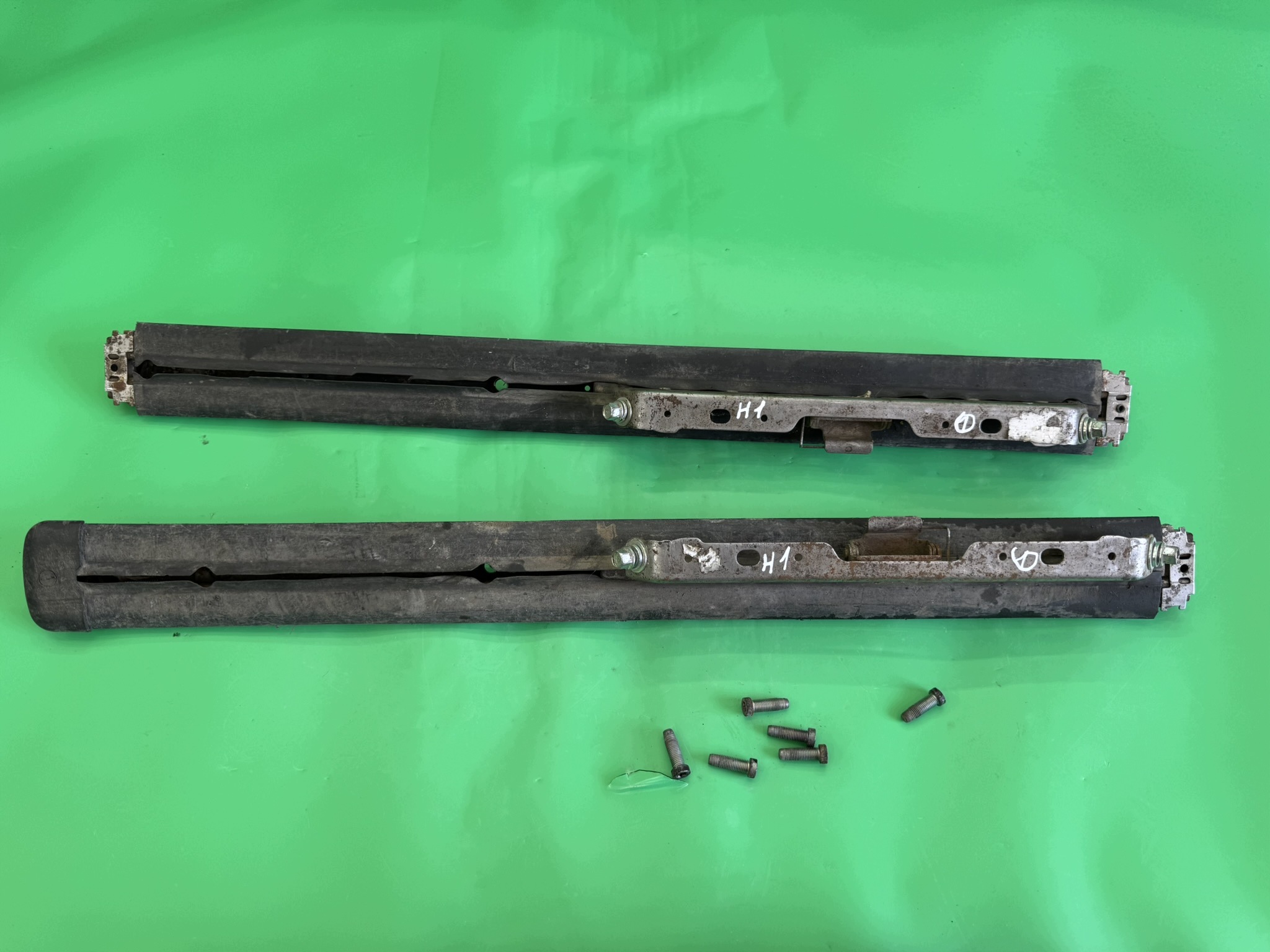 Führungsschienen Sitz 2. Reihe Hyundai H1 II 07- Komplett image 2