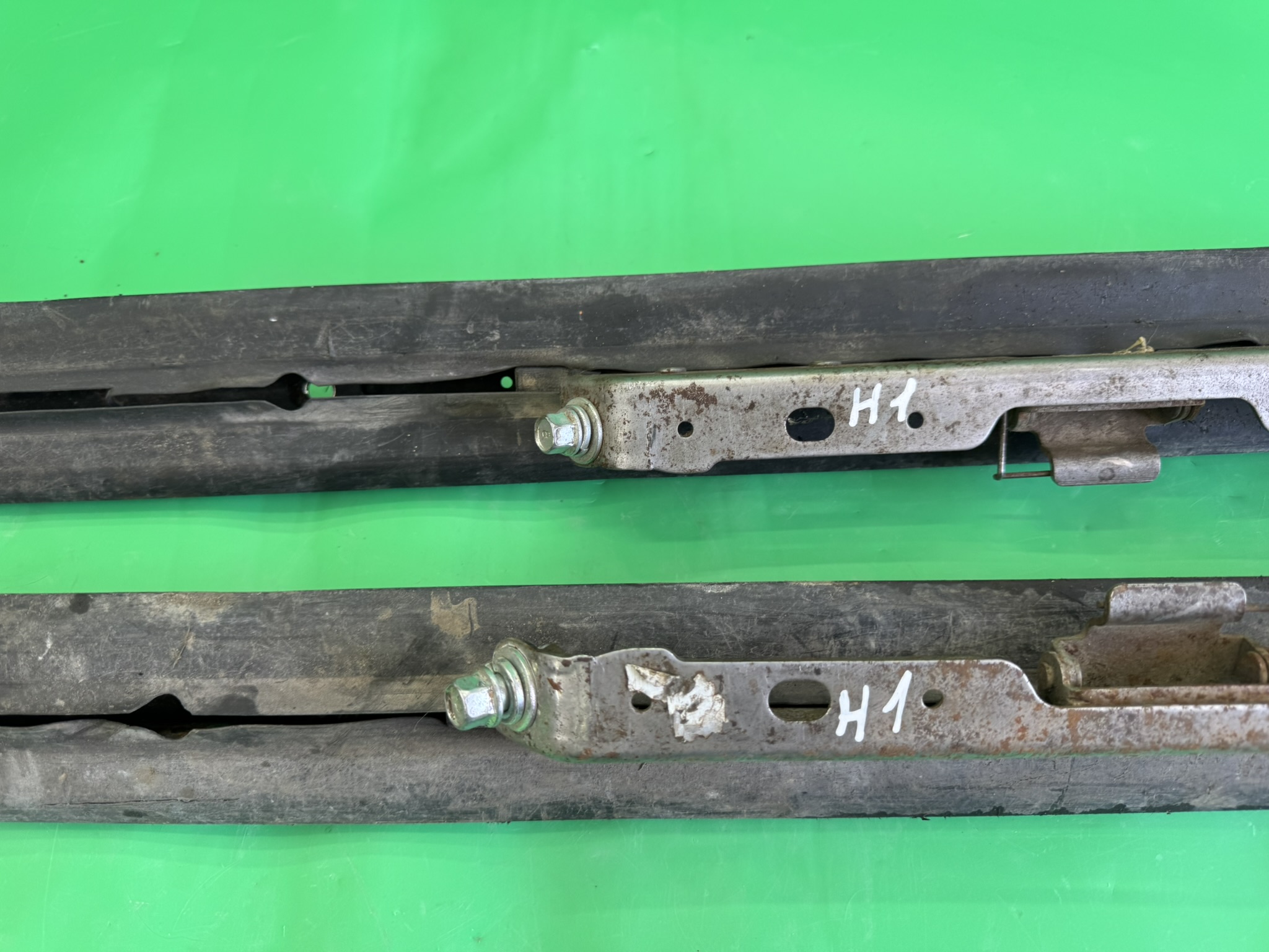 Führungsschienen Sitz 2. Reihe Hyundai H1 II 07- Komplett image 3