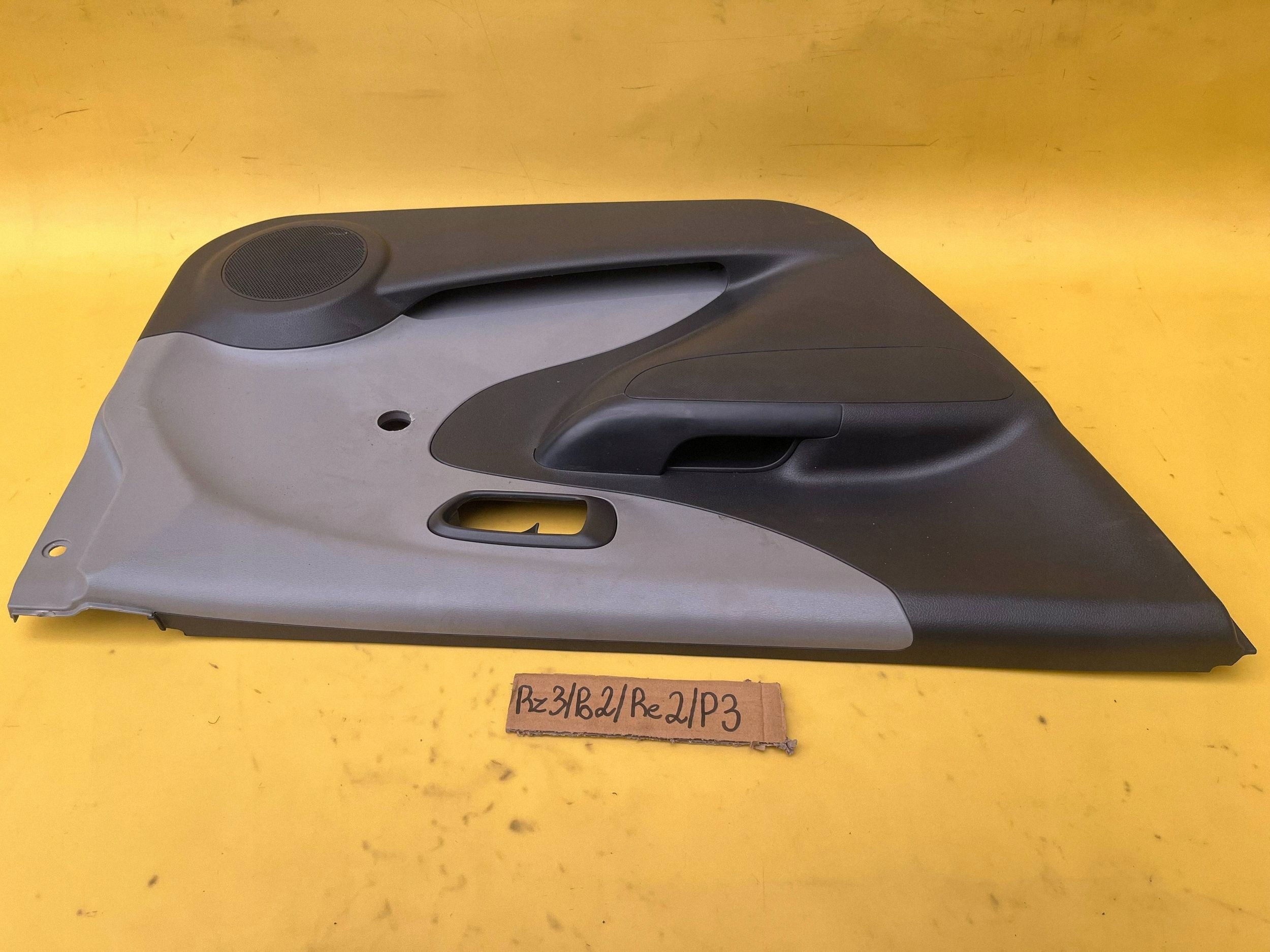 Suzuki Alto Türverkleidung links vorne 8372368K0