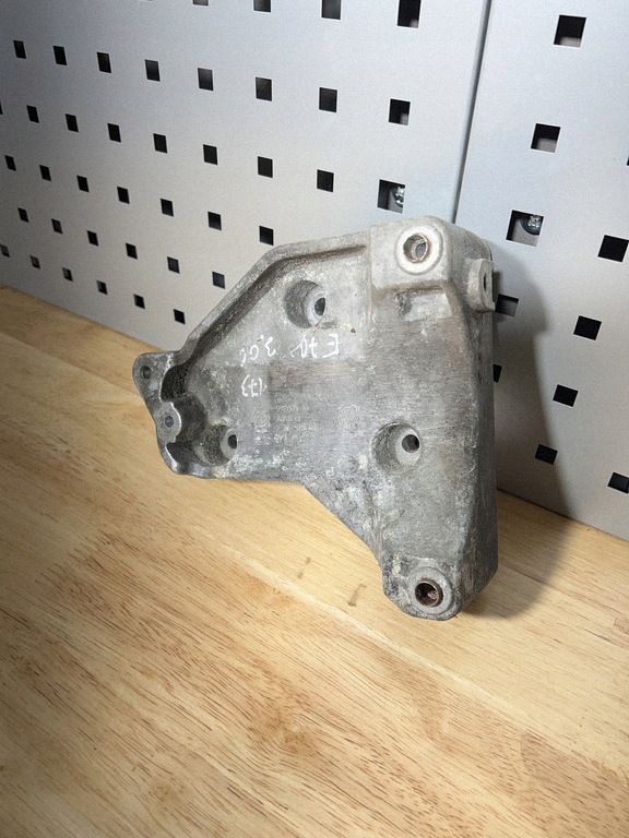 BMW X5 E70 Support compresseur clim 64557799863 image 2