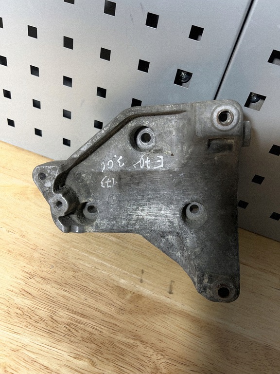 BMW X5 E70 Support compresseur clim 64557799863 image 3