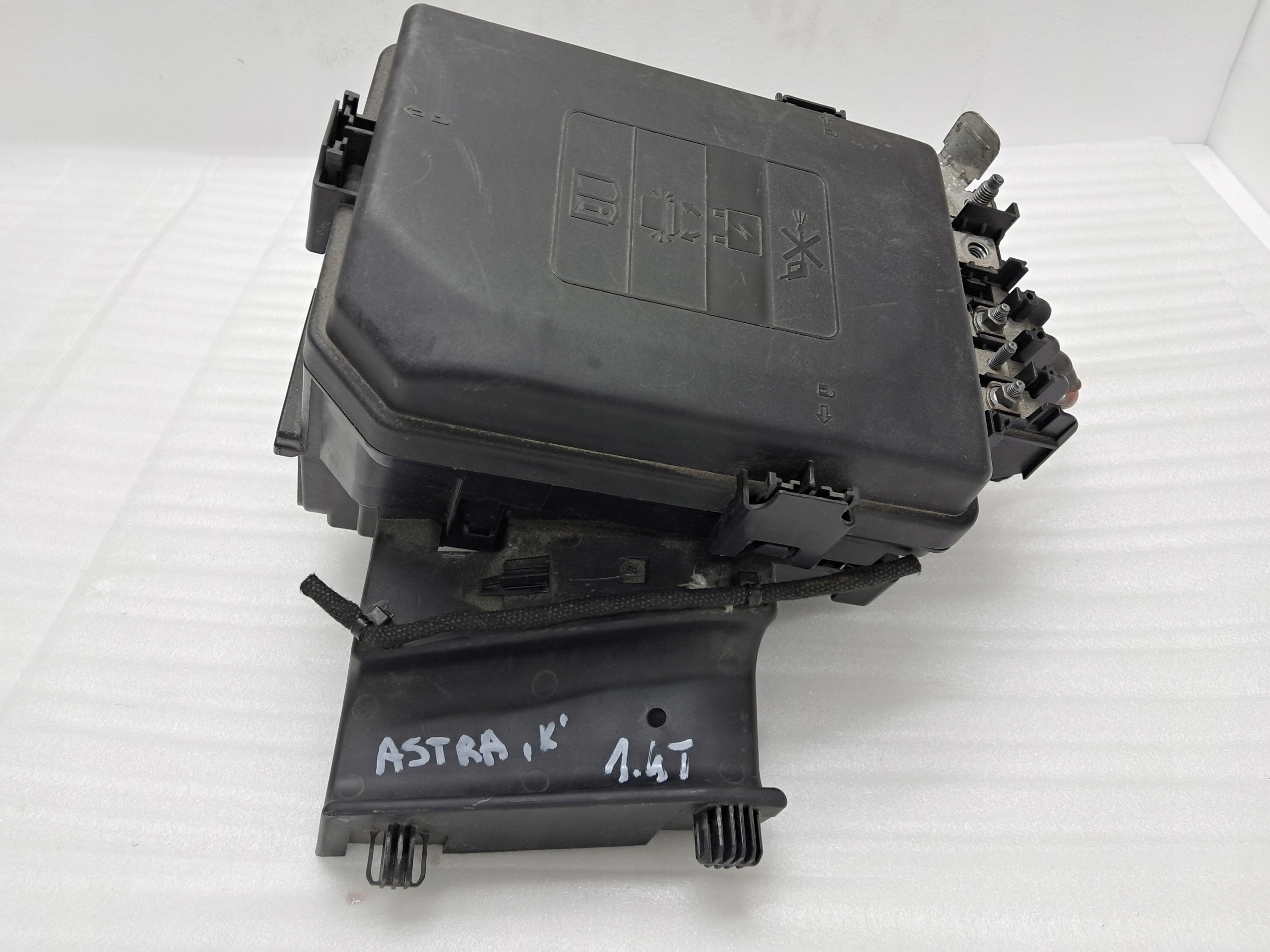 Opel Astra K sulakelaatikon kotelo 1.4T