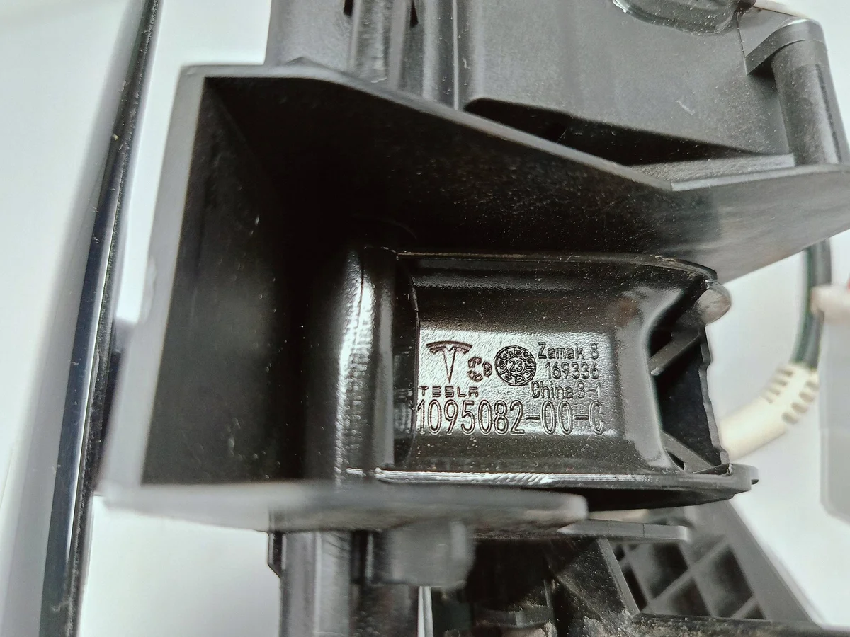 Laddningsportlucka Tesla Model 3 1505514-00-D image 9