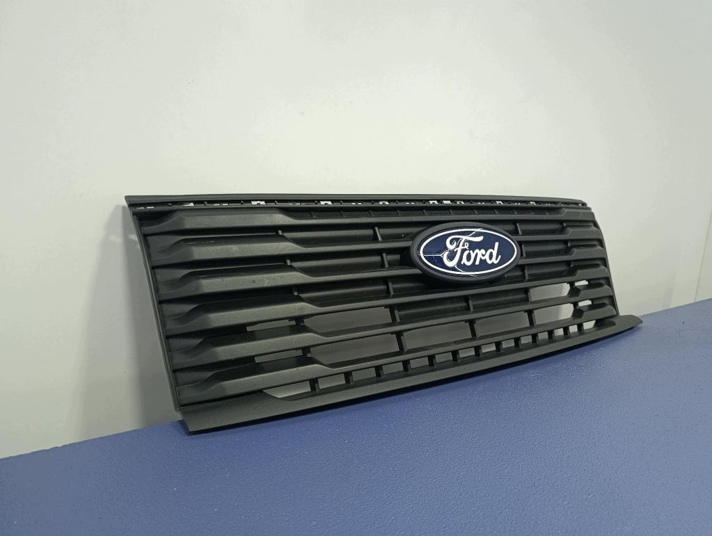 Ford Transit Courier jäähdyttimen ritilä R2X6-8B271-A