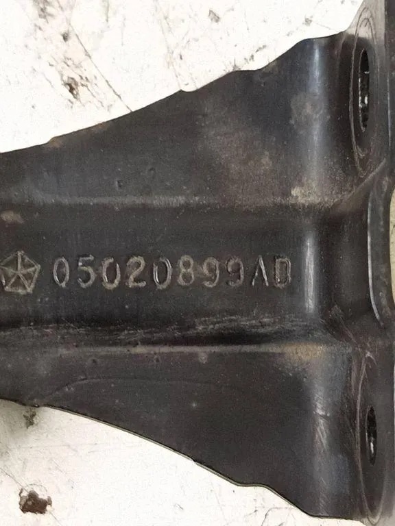 Lancia Voyager liukuoven yläkiinnike 05020899AD