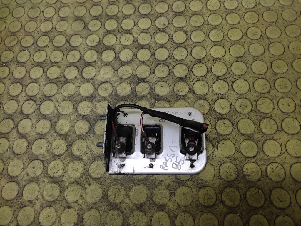 VW Passat B5 Module Ventilateurs 8D0959493A image 2