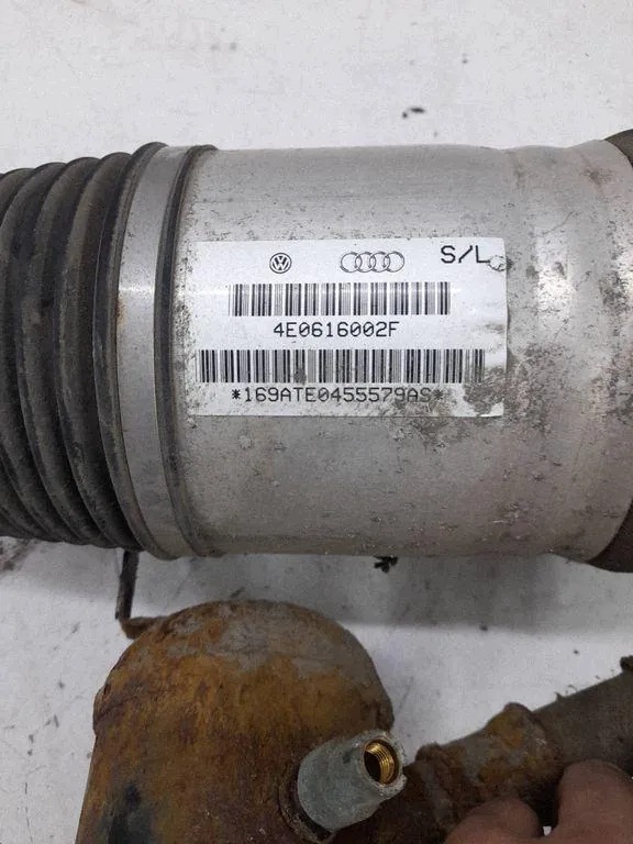 Oikea takaiskunvaimentaja Audi 4E0616002A 3.0 TDI 2007