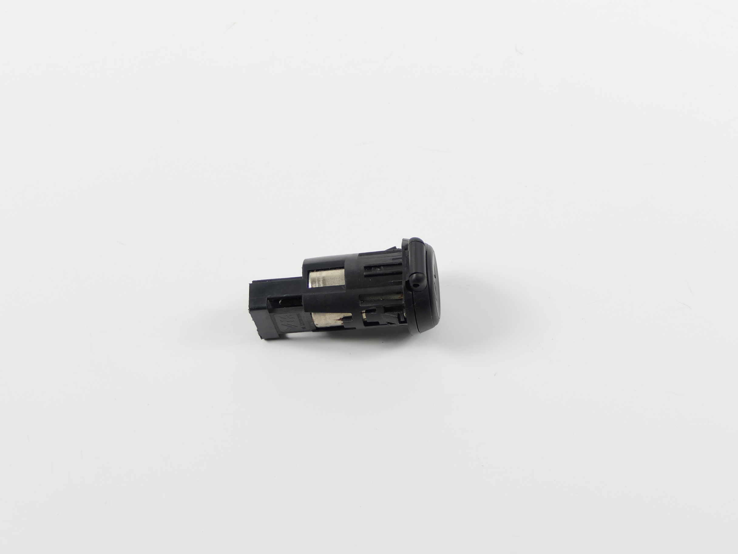 12V Laturipistoke Peugeot 207 06-12 Käytetty