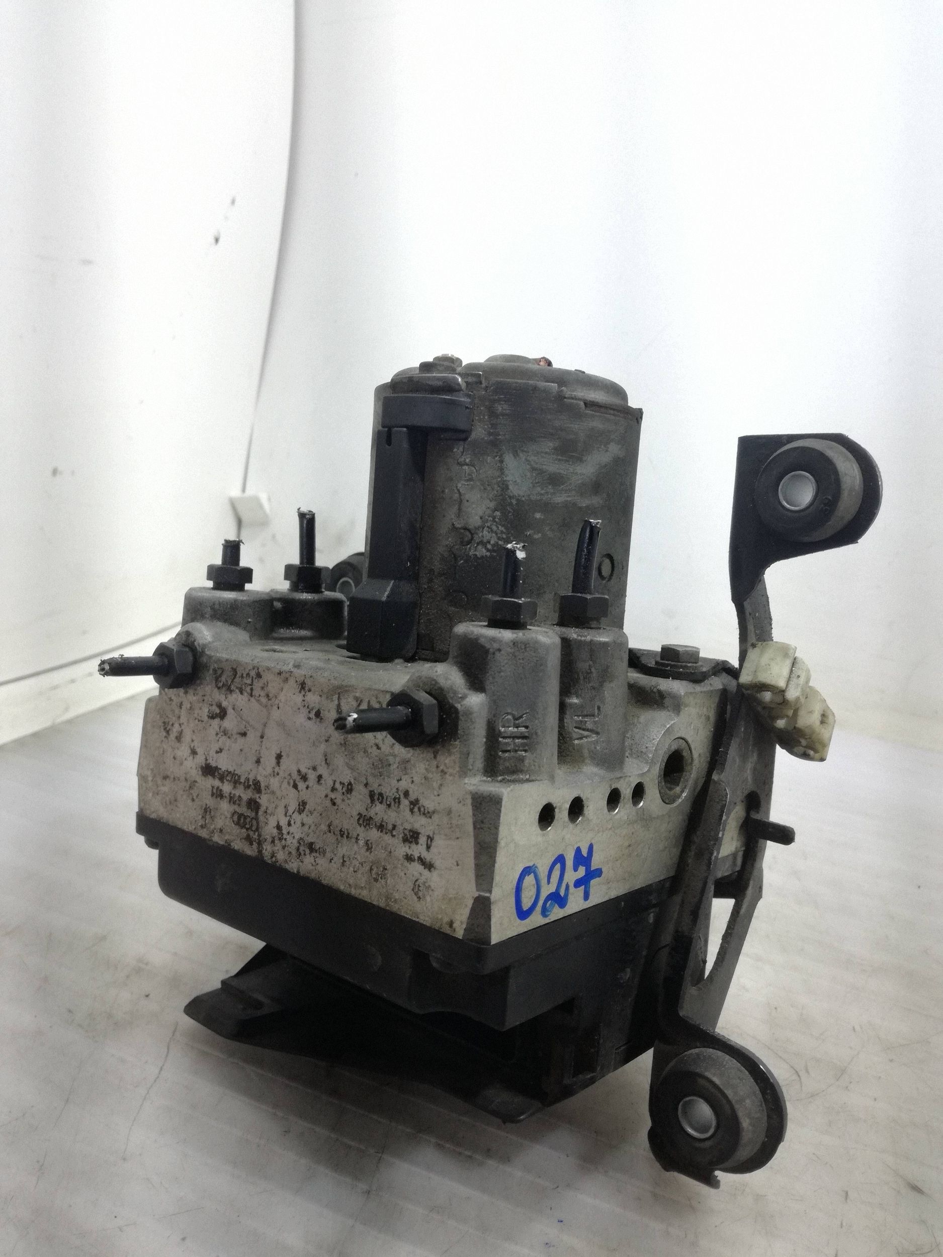 Audi A6 S6 C5 4B ABS-pumppu 2496cm3 1997 image 2