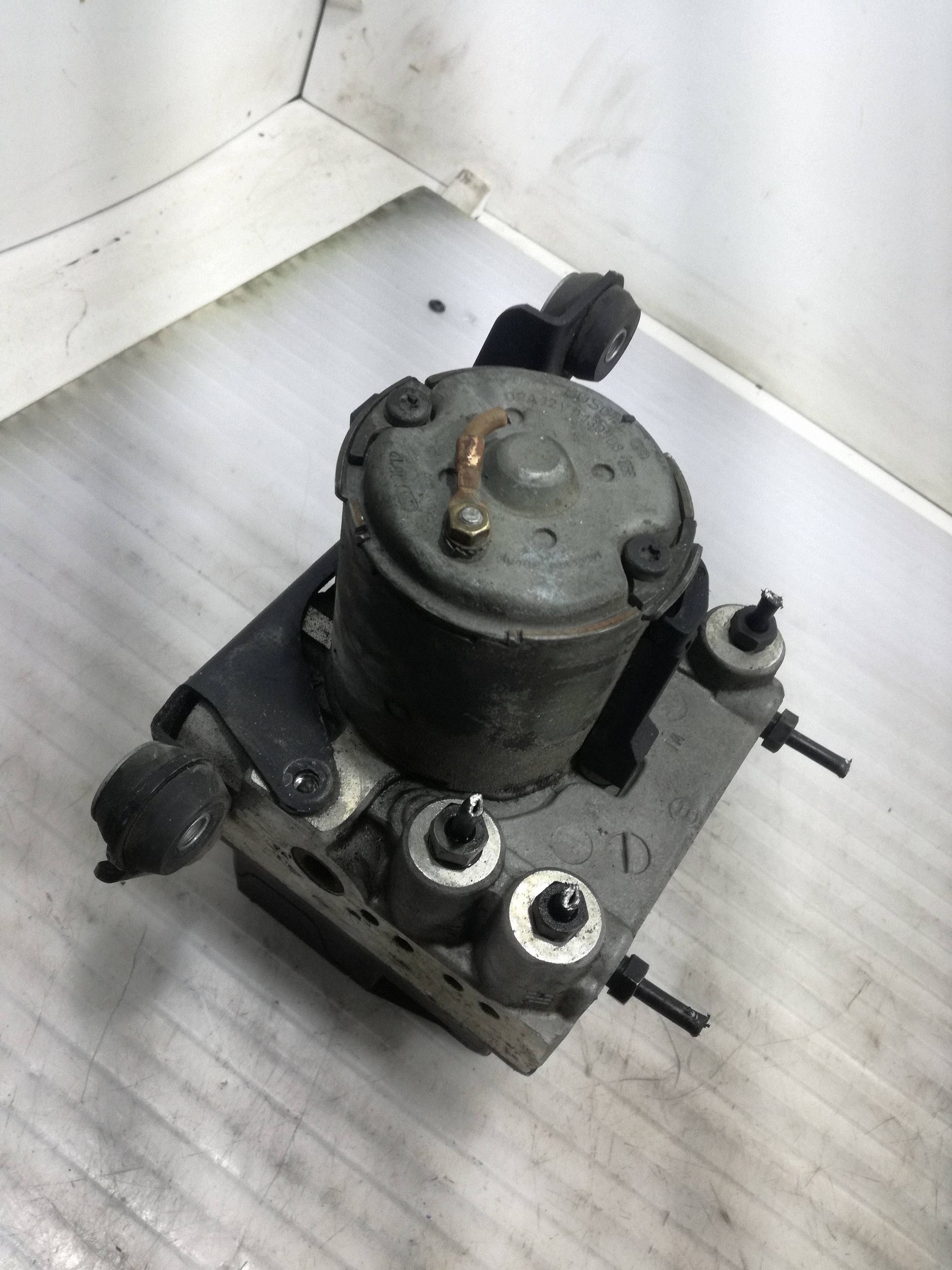 Audi A6 S6 C5 4B ABS-pumppu 2496cm3 1997 image 3