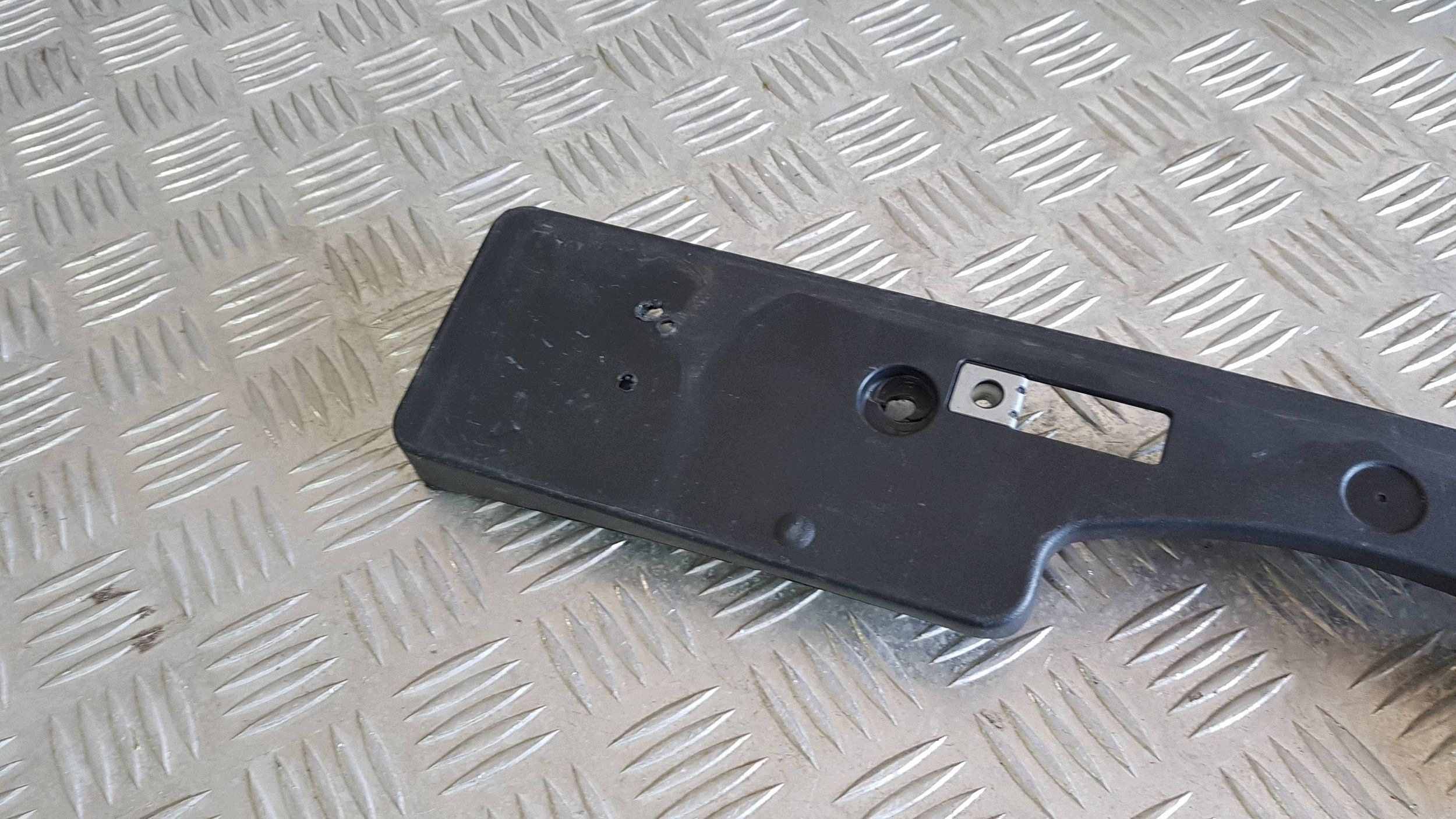Toyota C-HR 19-23 Halter Kennzeichen vorne OEM 52114F4110