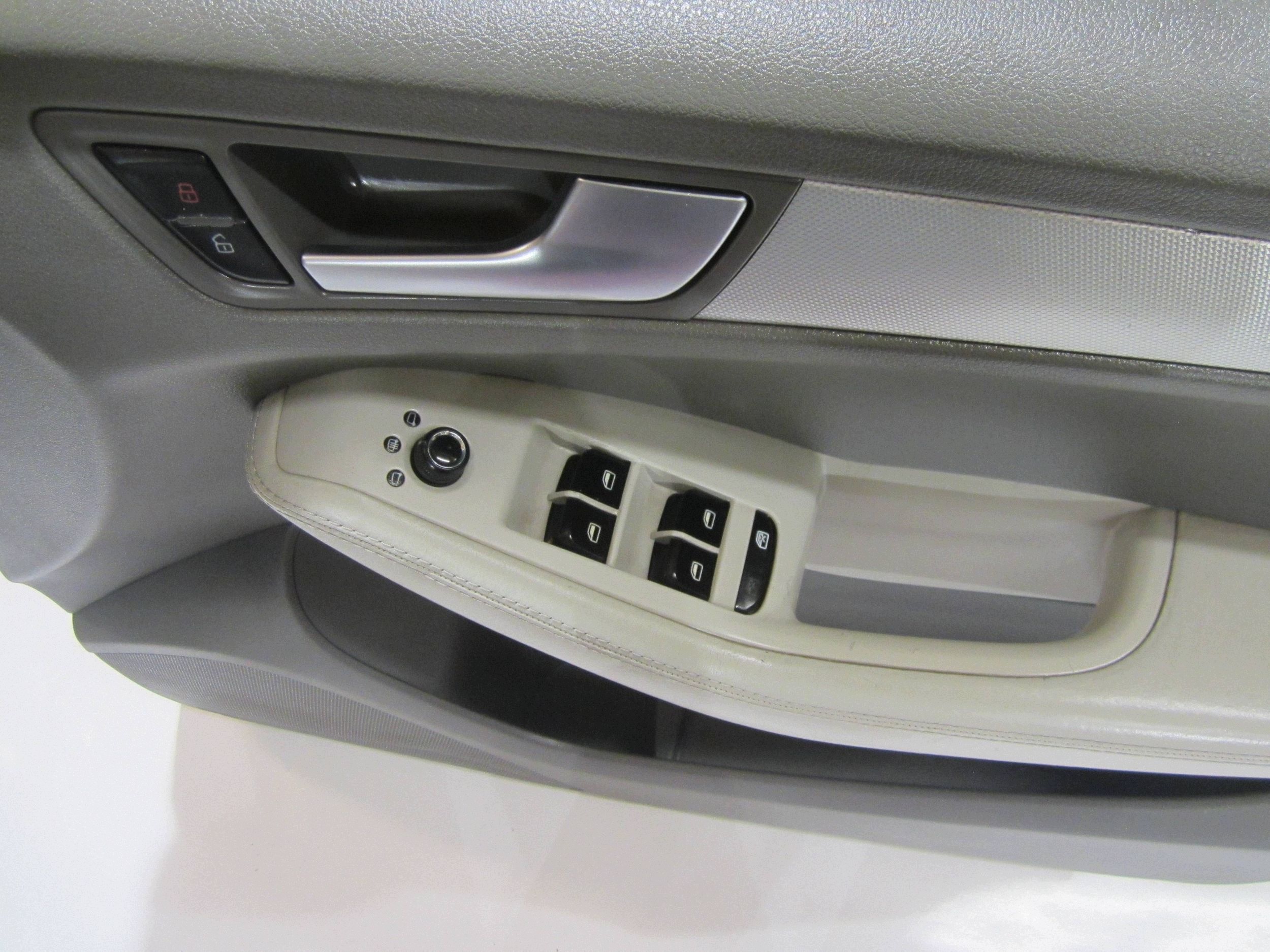Audi Q5 dörrpanel klädsel höger fram beige image 9