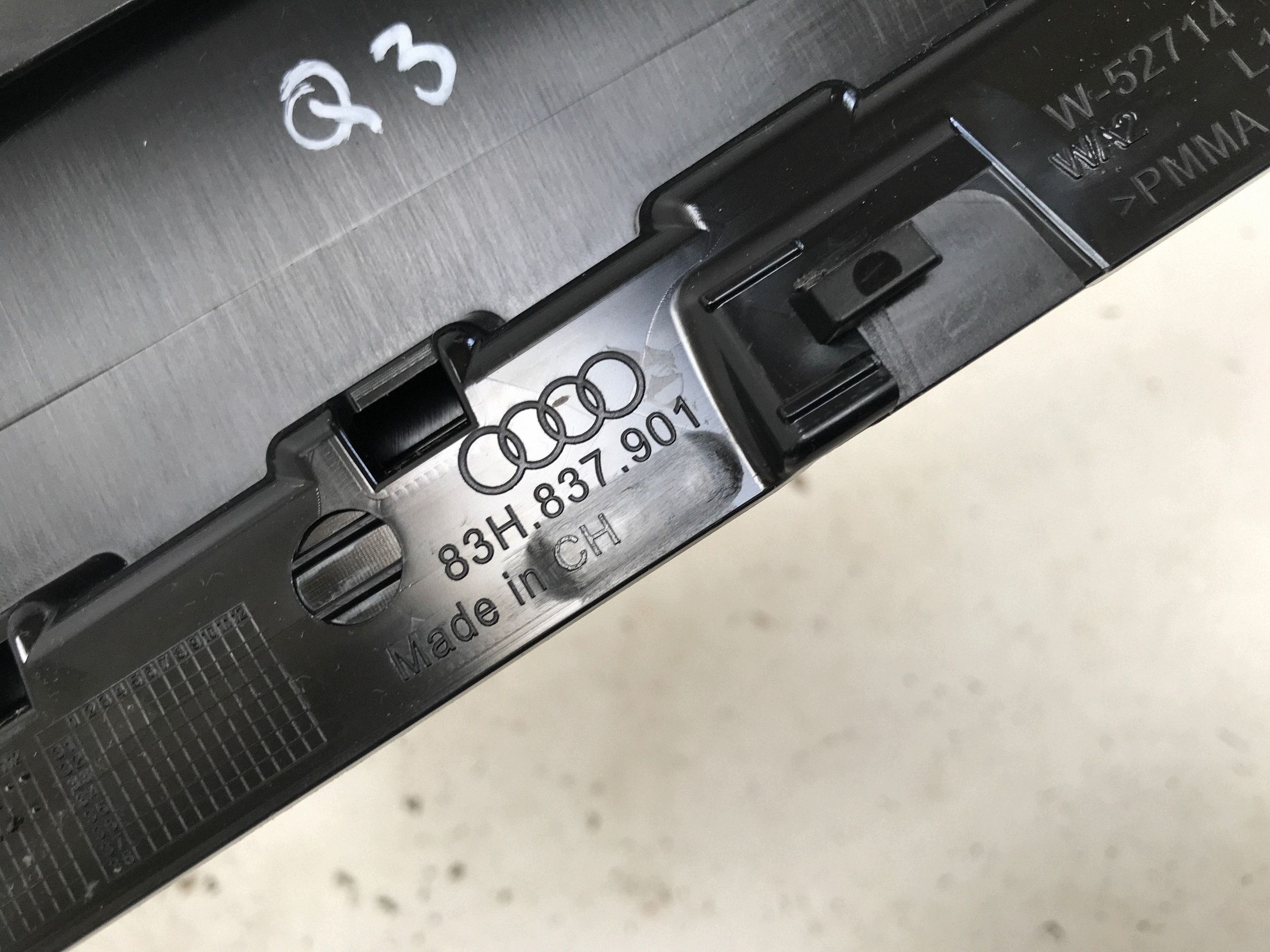 Audi Q3 FJN 2026 Türleiste vorne links image 4