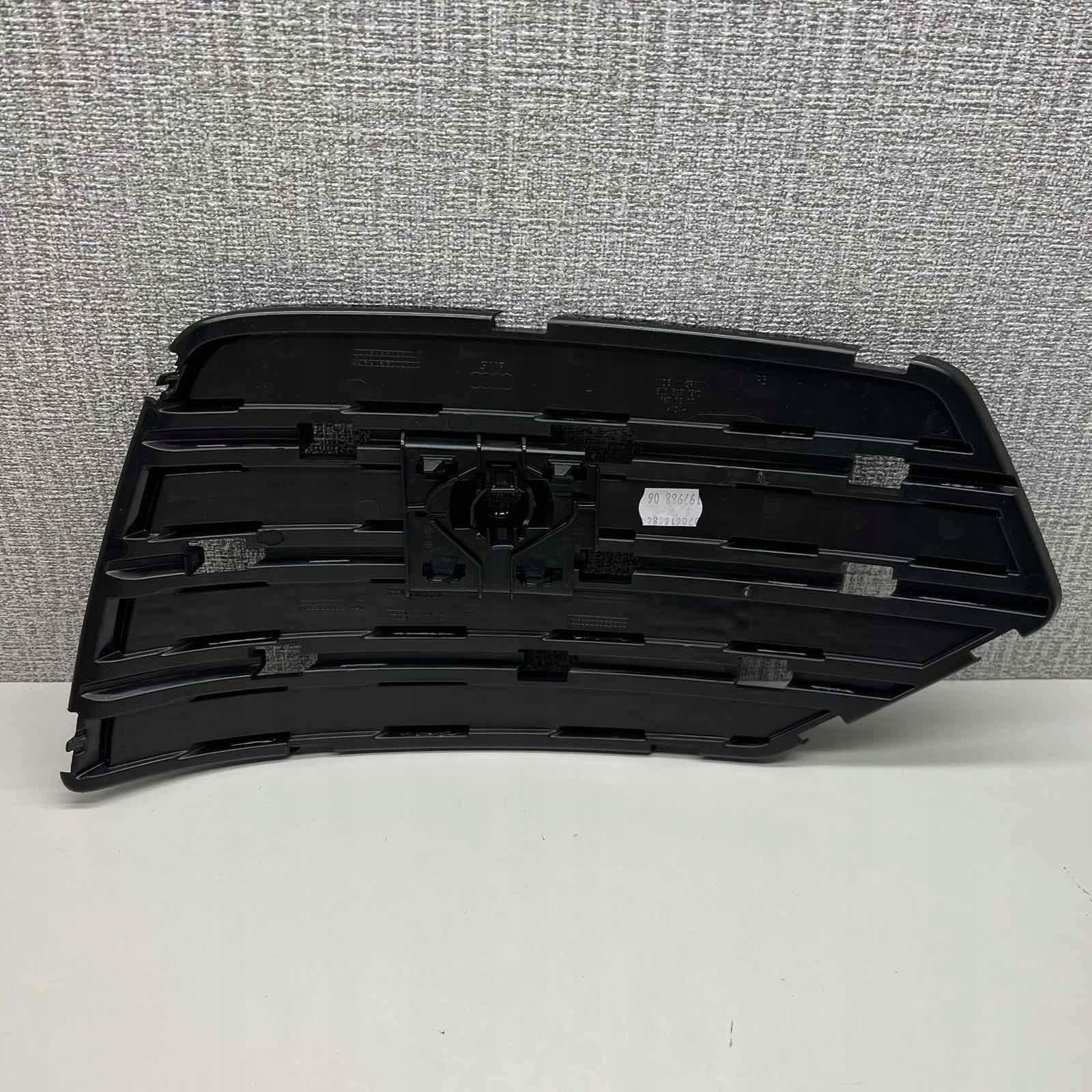 Audi Q3 8U Grill Vänster S-Line 8U0807151C image 2