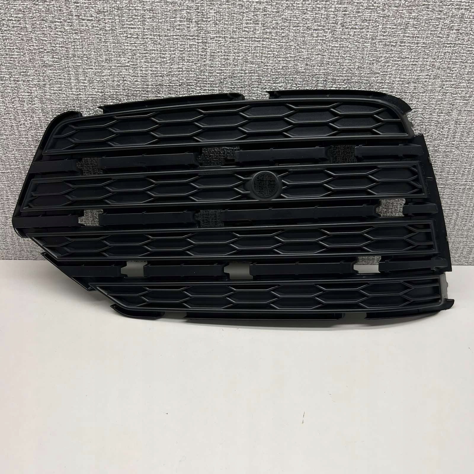 Audi Q3 8U Grill Vänster S-Line 8U0807151C image 5