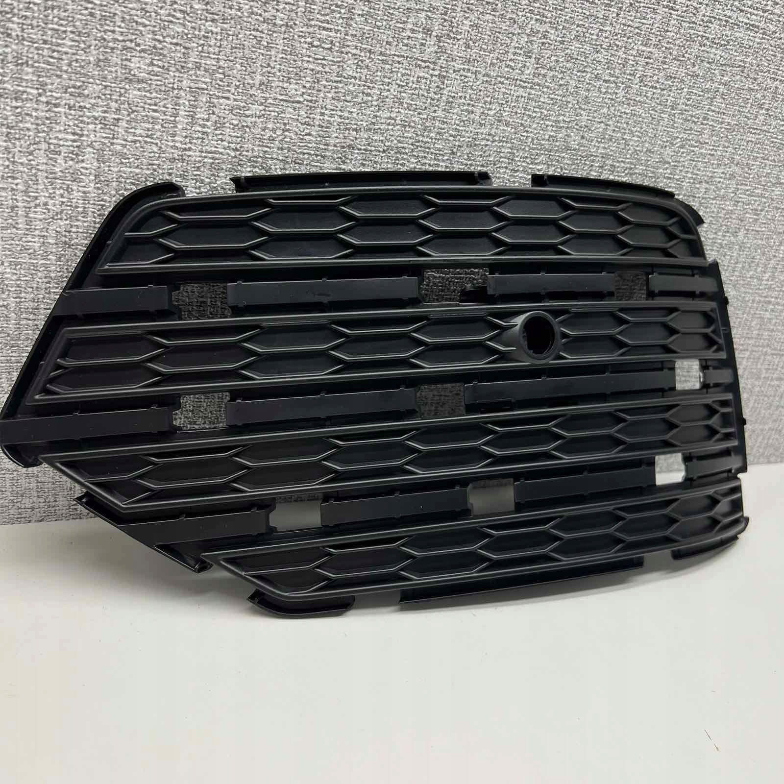 Audi Q3 8U Grill Vänster S-Line 8U0807151C image 6