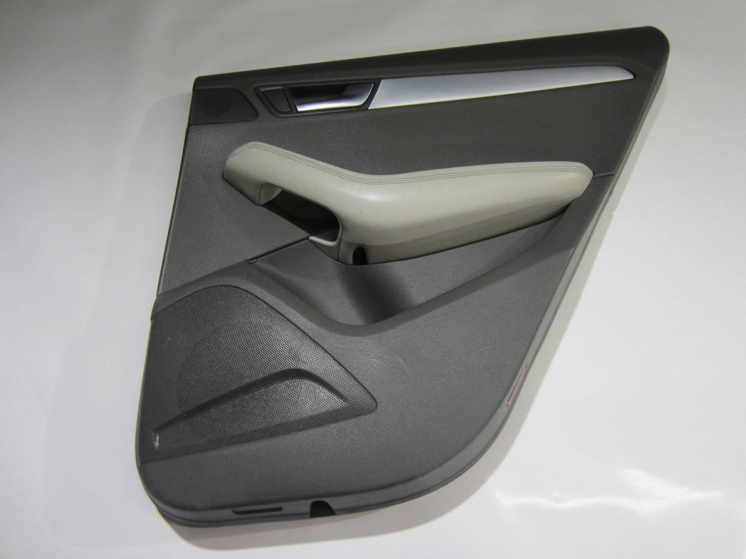 Audi Q5 dörrpanel bak höger grå läder image 2