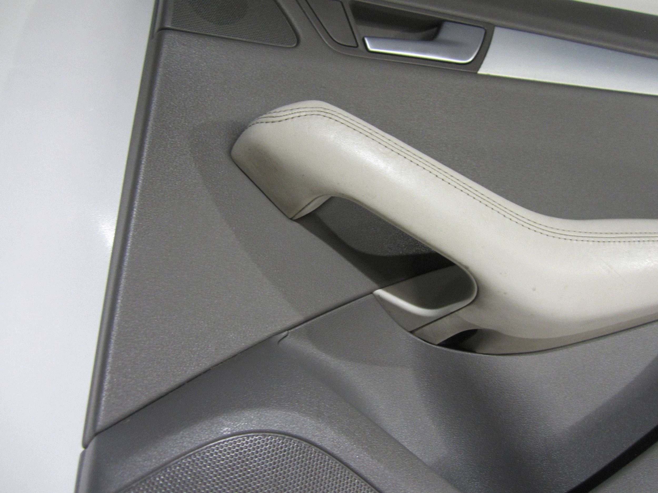 Audi Q5 dörrpanel bak höger grå läder image 5