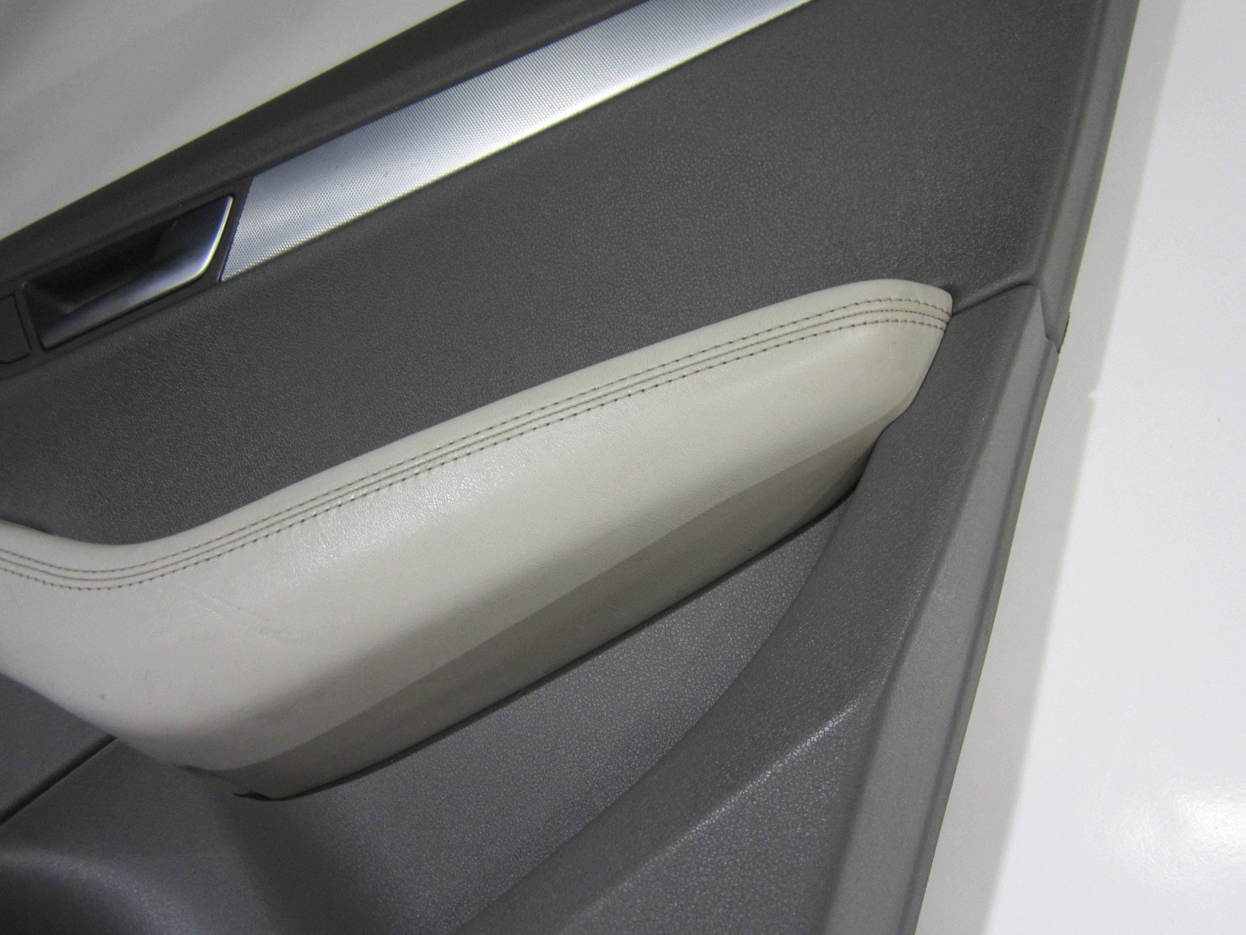 Audi Q5 dörrpanel bak höger grå läder image 6